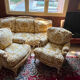 2 fauteuils et un canapé vintage velours jaune et or.