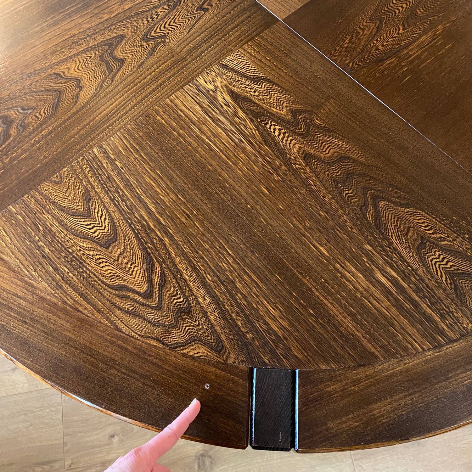 Round table in Scandinavian elm with 2 extensions