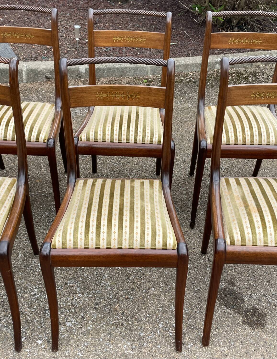 Table with two extensions and 6 mahogany chairs from the 19th century.