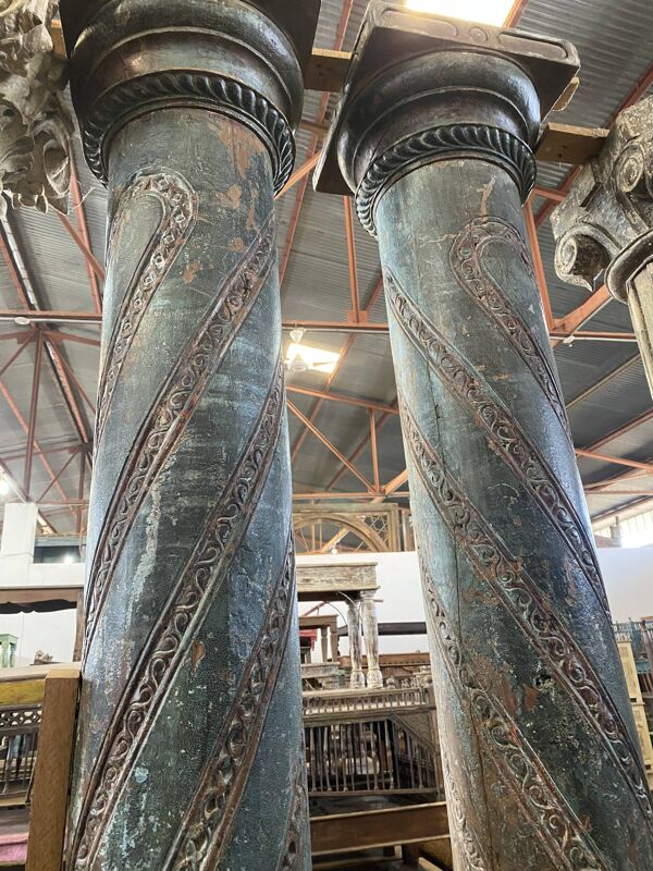 Colonne en bois sculpté