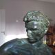 sculpture en bronze atlhète pliant une barre de fer de Jean de Roncourt sur un socle en marbre art déco