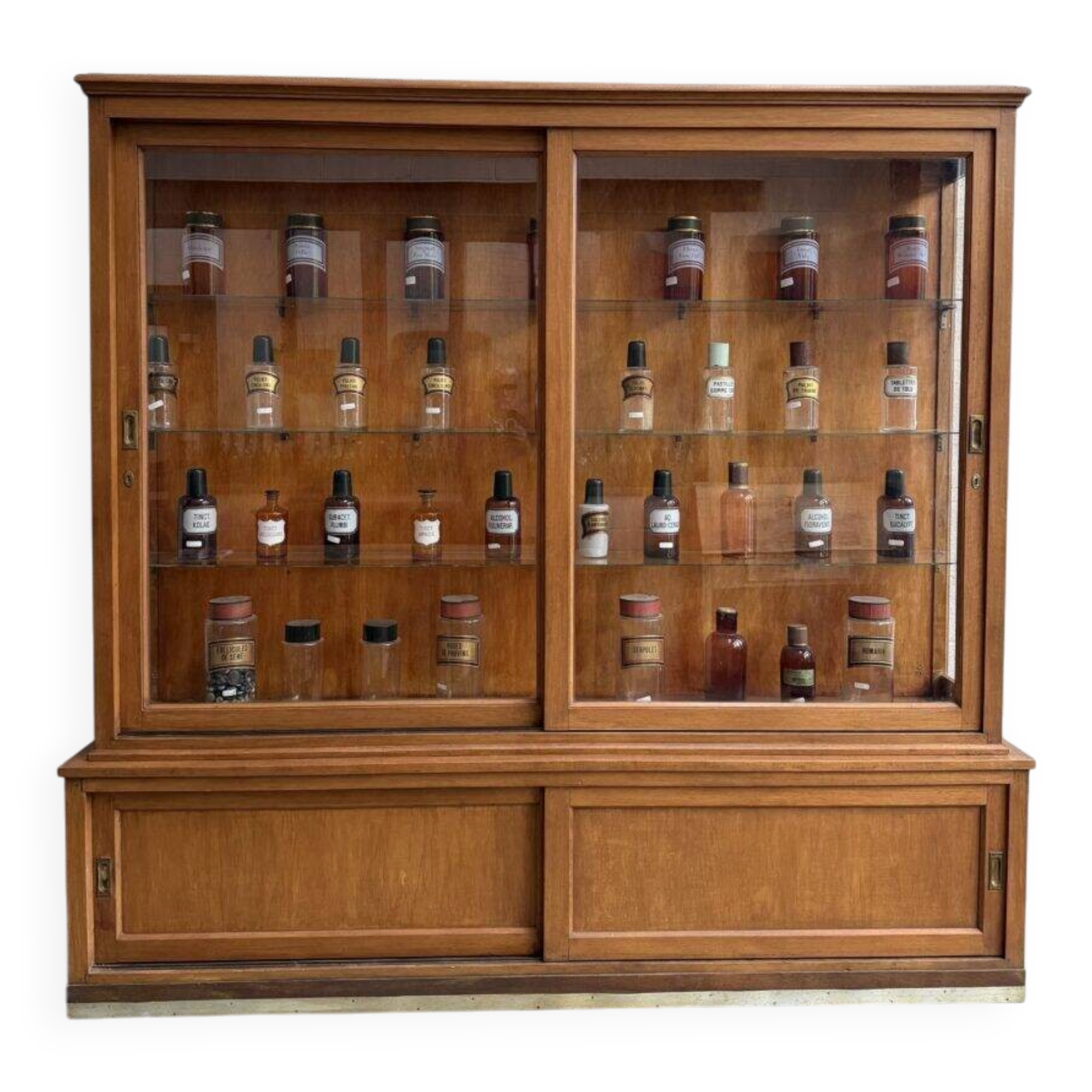 Ancienne vitrine de pharmacie