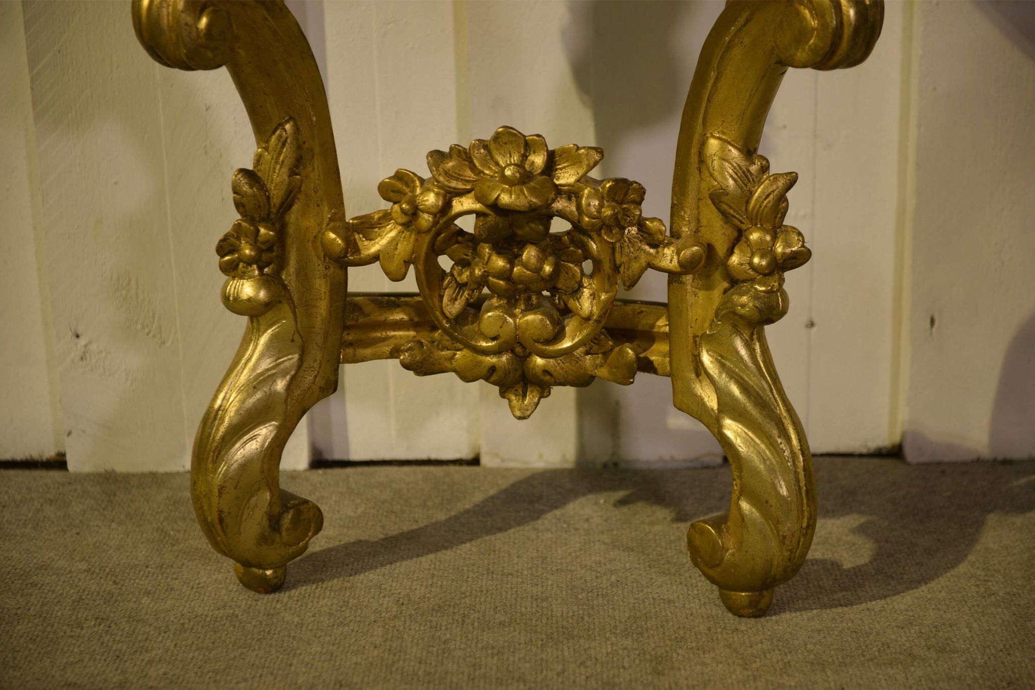 Golden wood and marble console, 19th century.