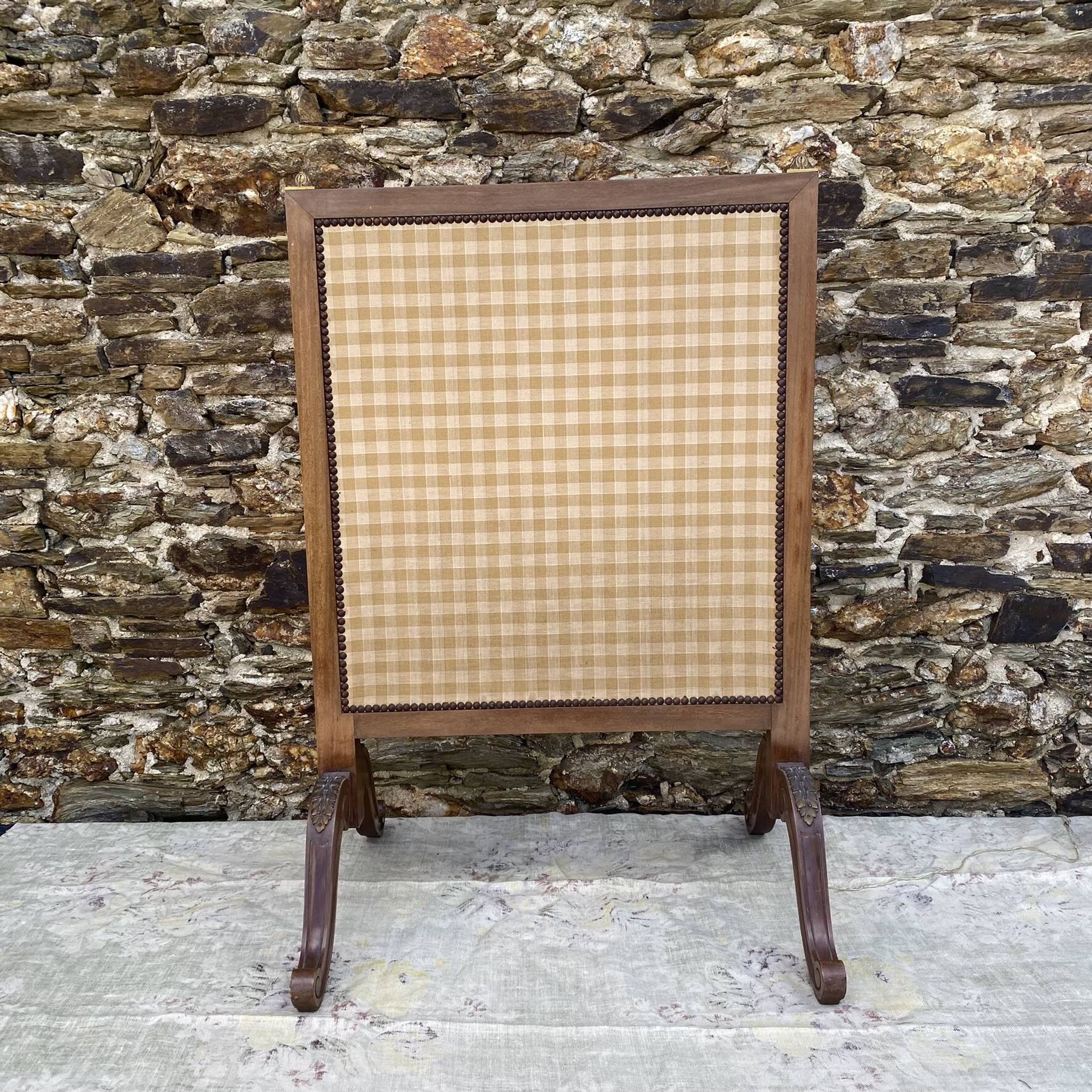 Ecran de cheminée en bois et tissu brodé 94X62