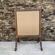 Ecran de cheminée en bois et tissu brodé 94X62