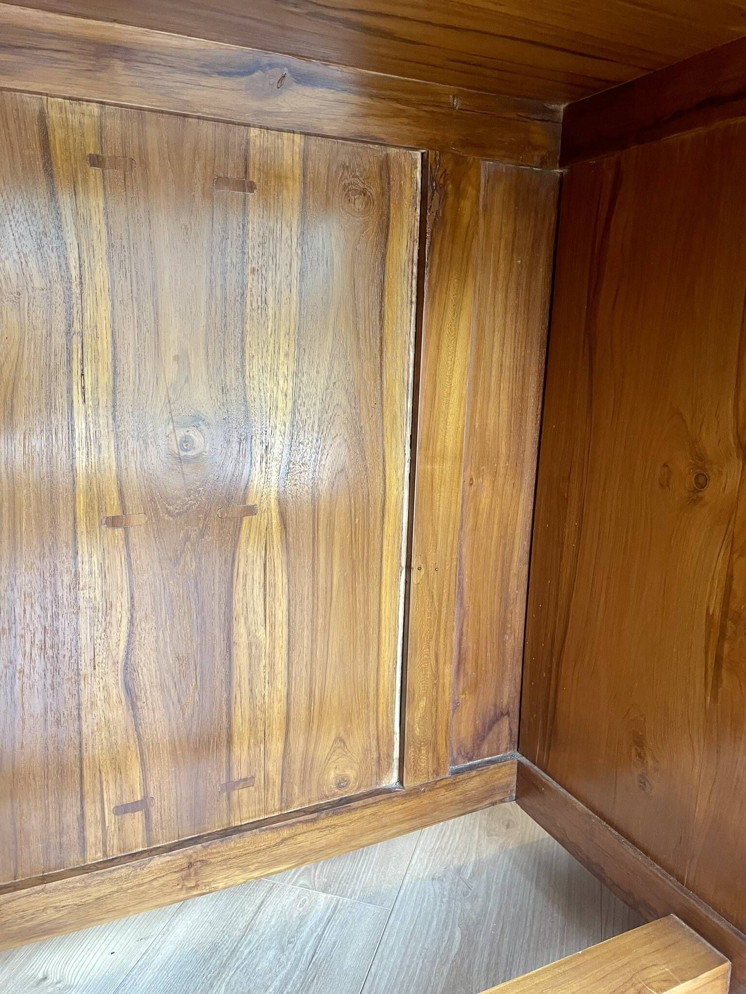 Vintage wooden desk with 1 drawer and 1 door.