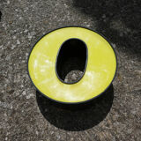 Lettre "O" d'enseigne industrielle jaune et noire