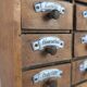 Cabinet à épices en bois rustique espagnol avec étiquettes en céramique, années 1930