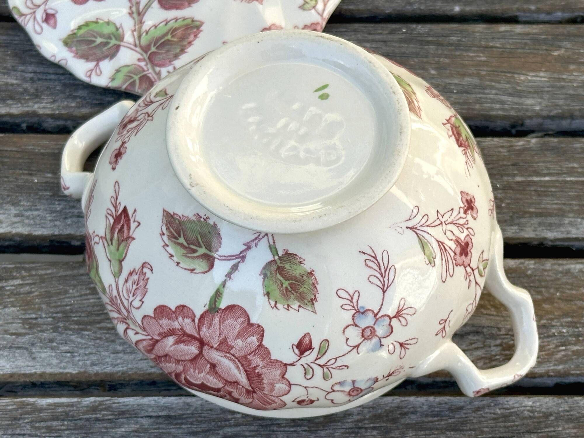 Vintage sugar bowl in English earthenware, Johnson Brothers Rose Chintz pattern.
