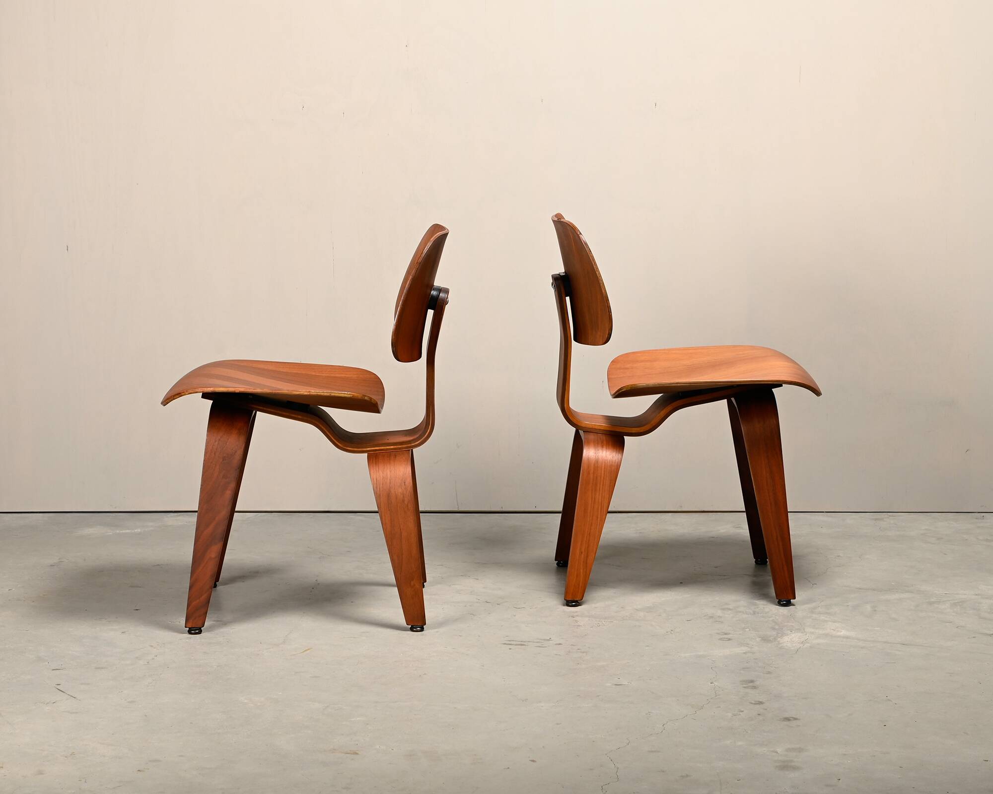 Chaise en contreplaqué de noyer DCW restaurée de Charles & Ray Eames, Herman Miller
