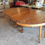 Table ovale en chêne blond sculpté - dite table de chasse