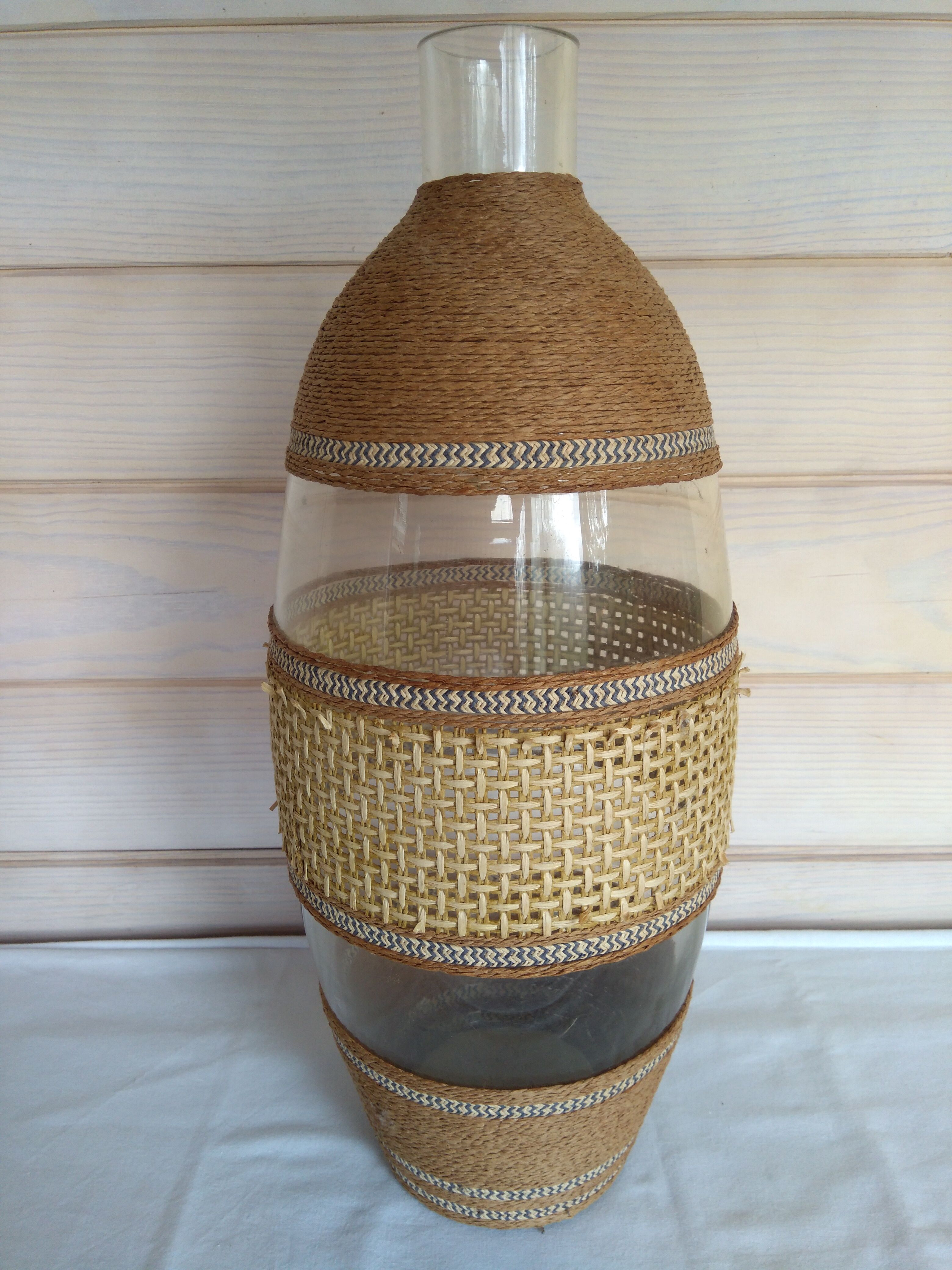 Cane glass-decorated vase and natural fibers