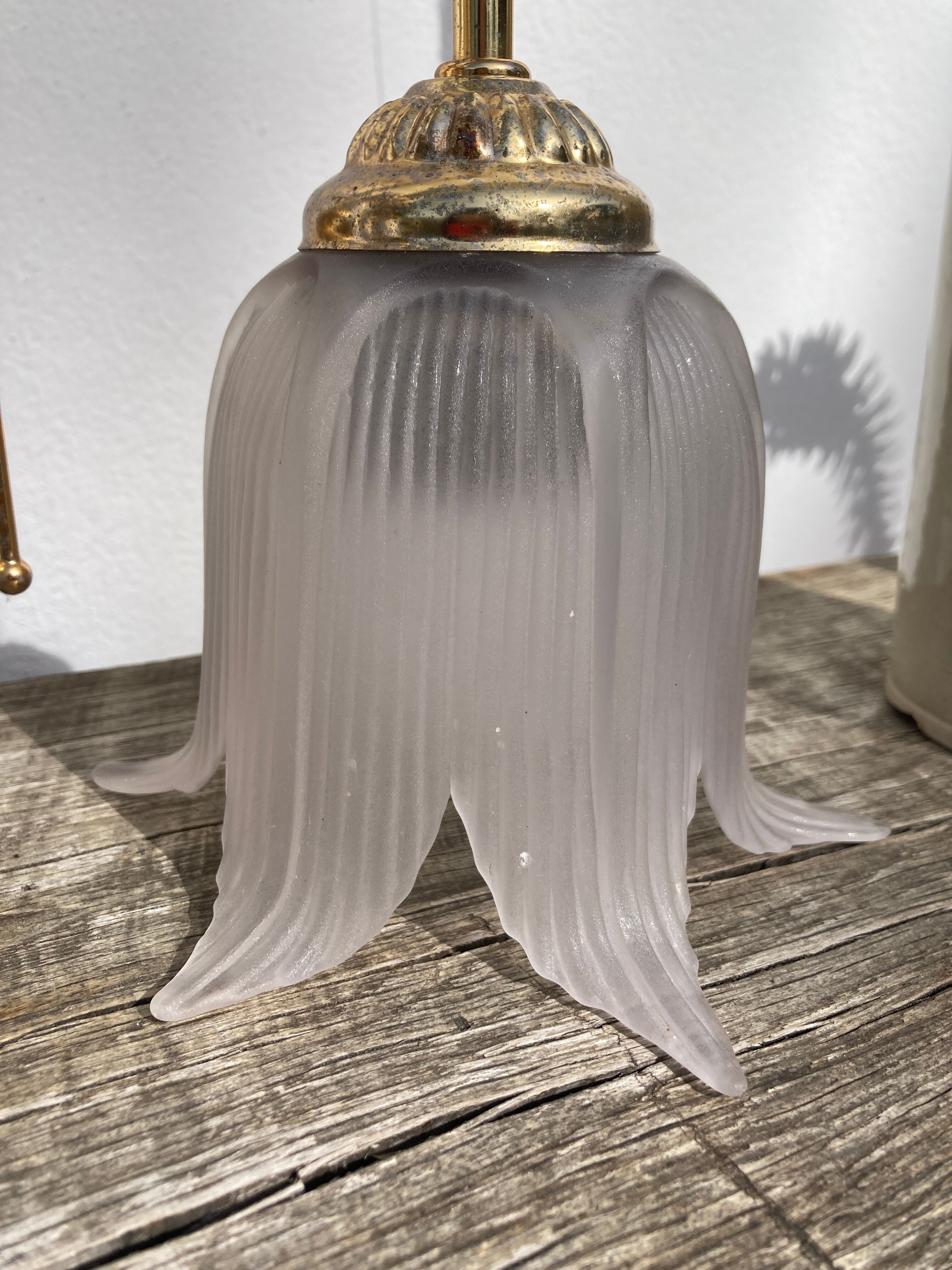 Flower wall lamp in glass and gilded metal