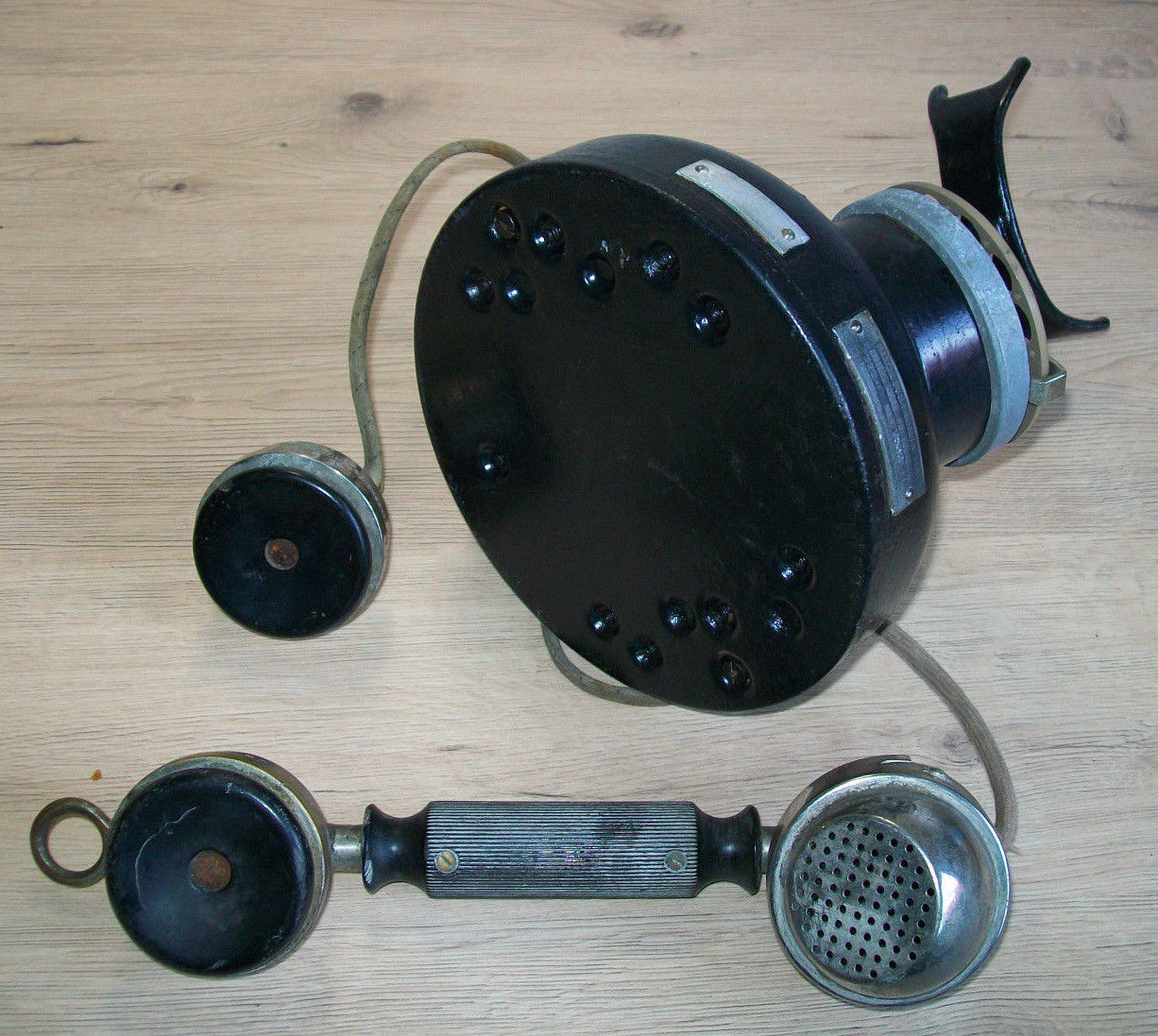 Old phone to column thomson 1940