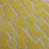 Tapis berbère marocain de couloir jaune citron à reliefs