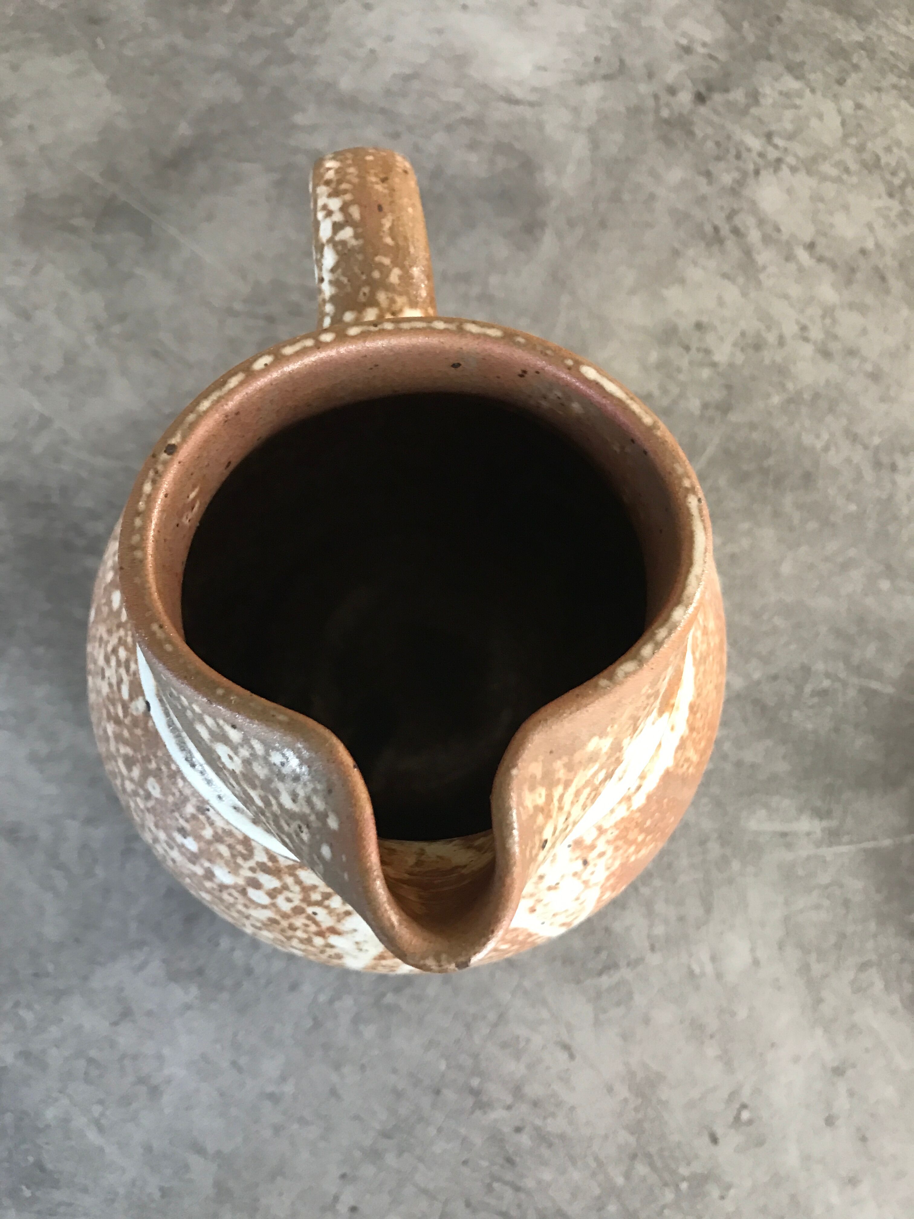 Pitcher in brown sandstone with effect of dripping and white speckling
