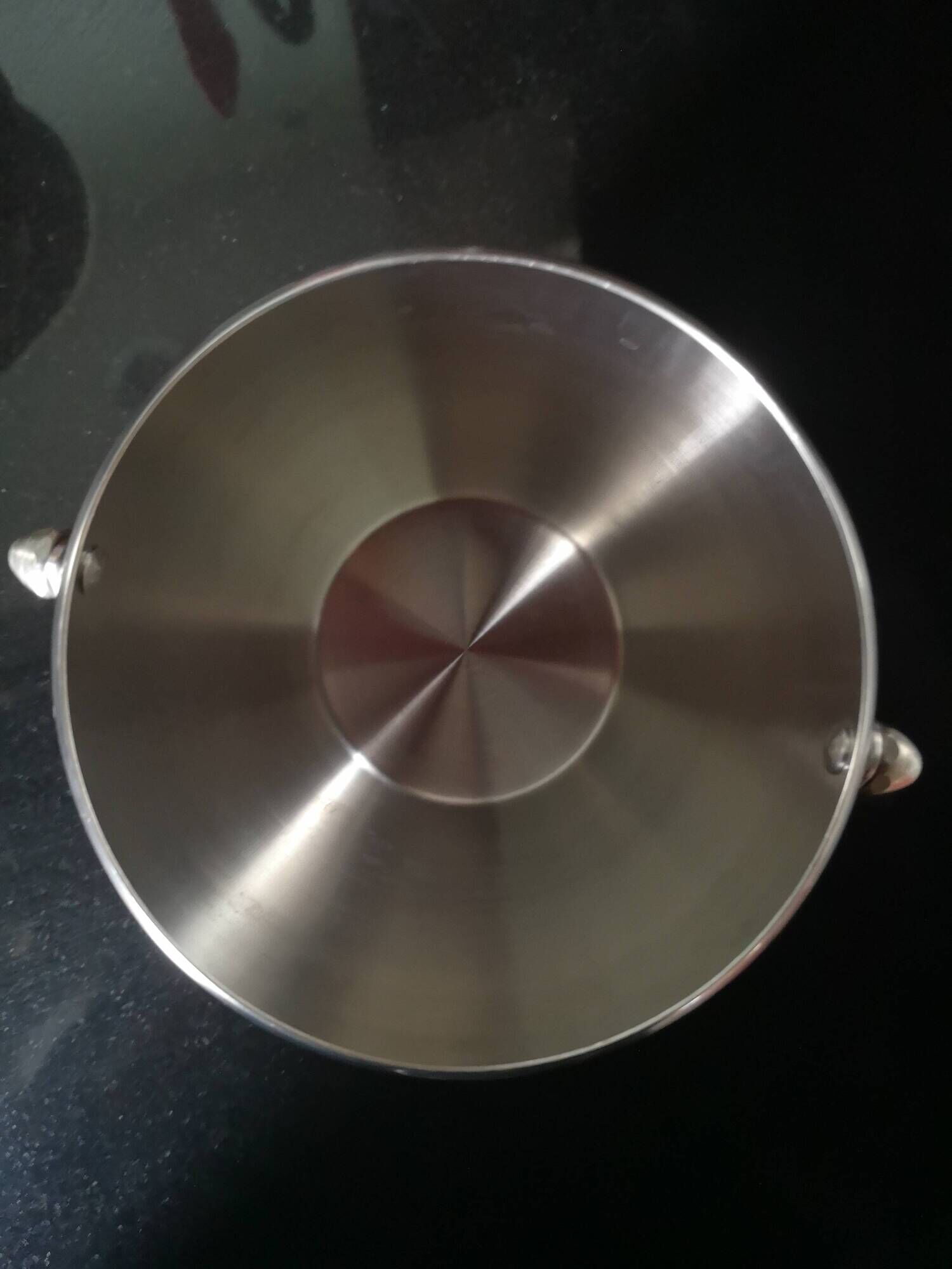 Ice bucket and its spoon