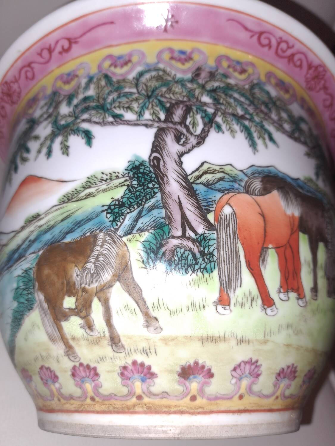 Hidden Chinese porcelain pot. Rose Family.