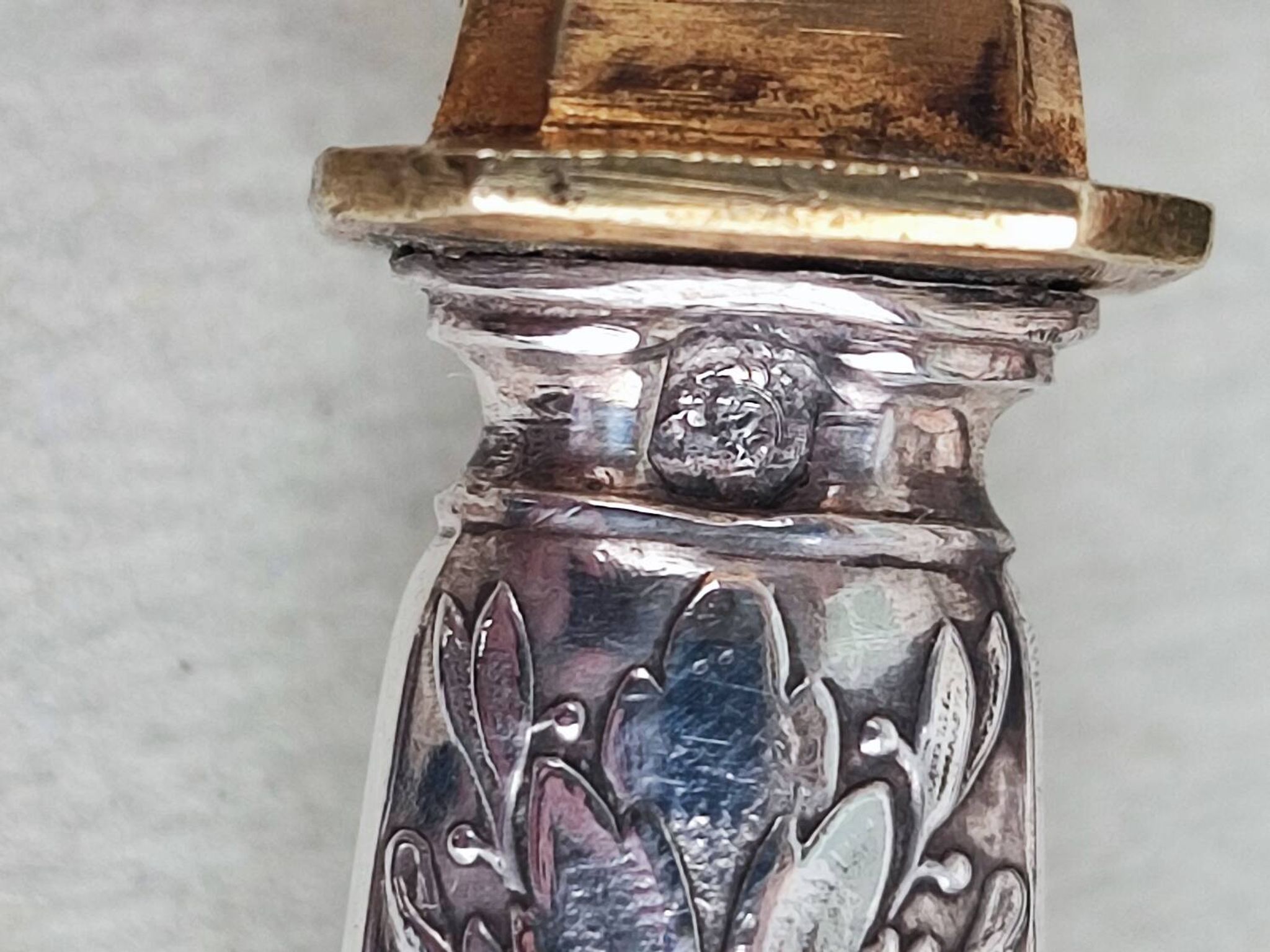 Cuillère à tamiser le sucre en argent et argent doré