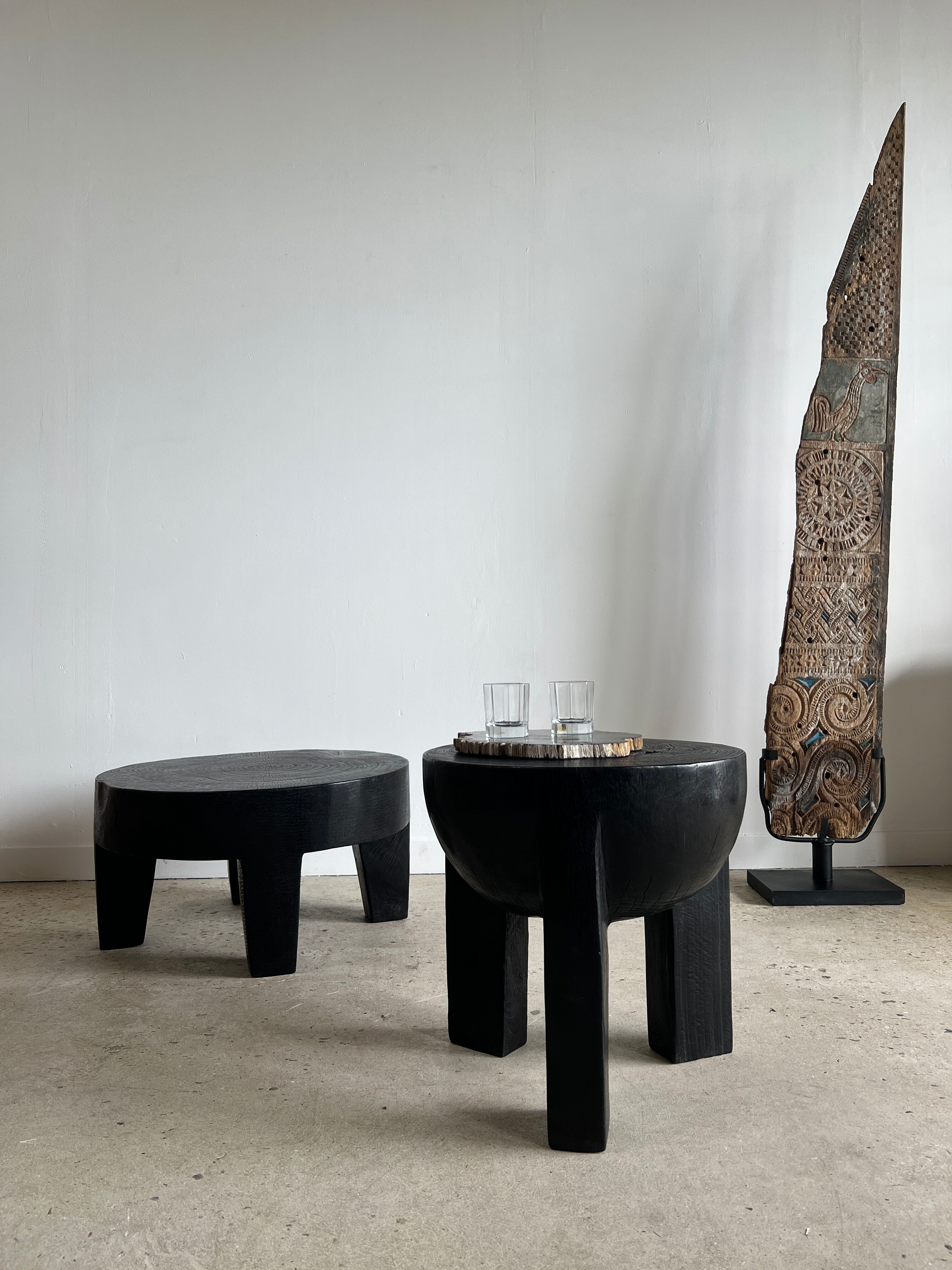 Black mango wood tripod side table with a semi-spherical top, height: 45 cm, diameter: 44 cm.
