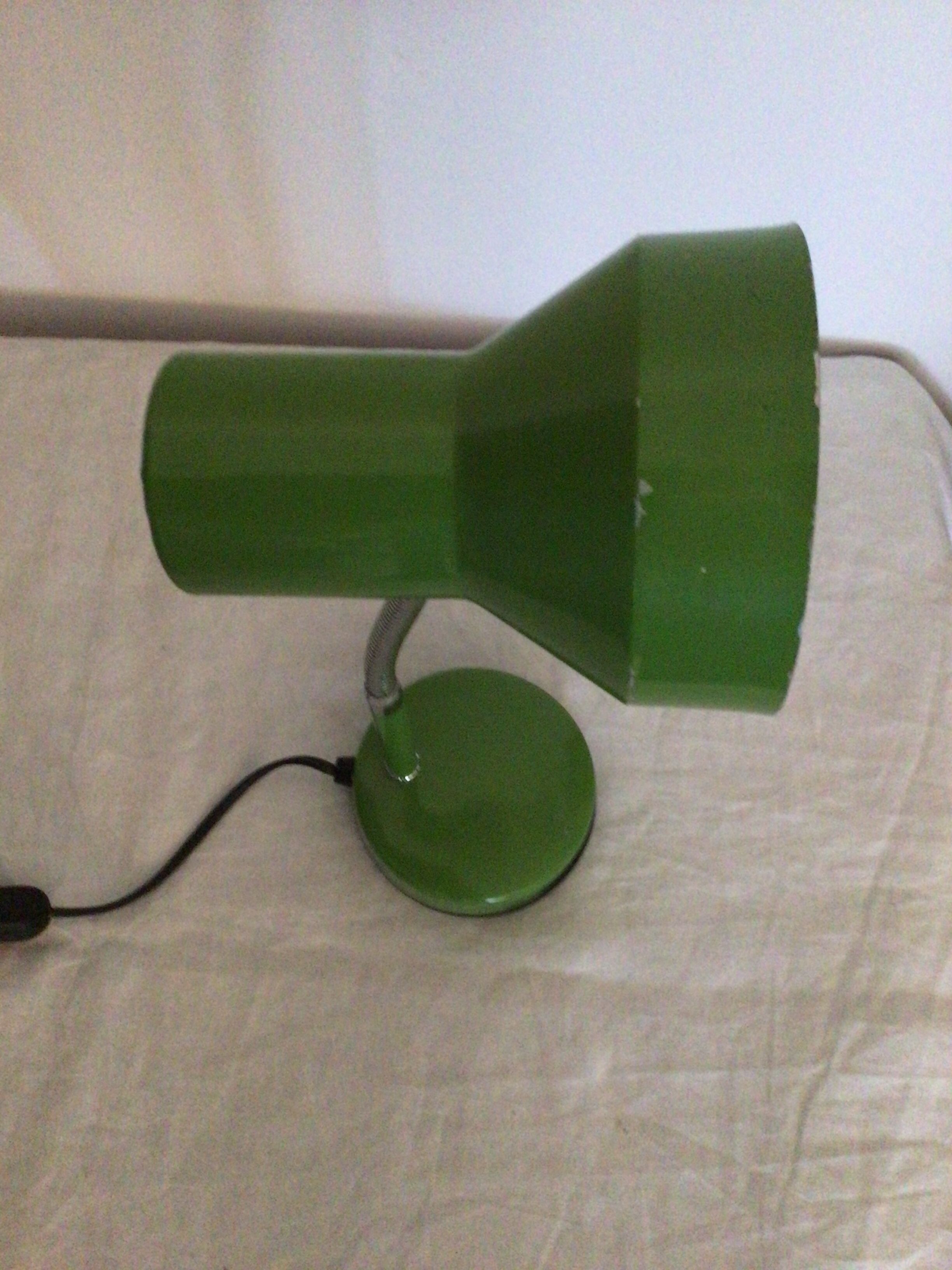 Lampe de table articulée flexible couleur vert olive métal chromé vintage.