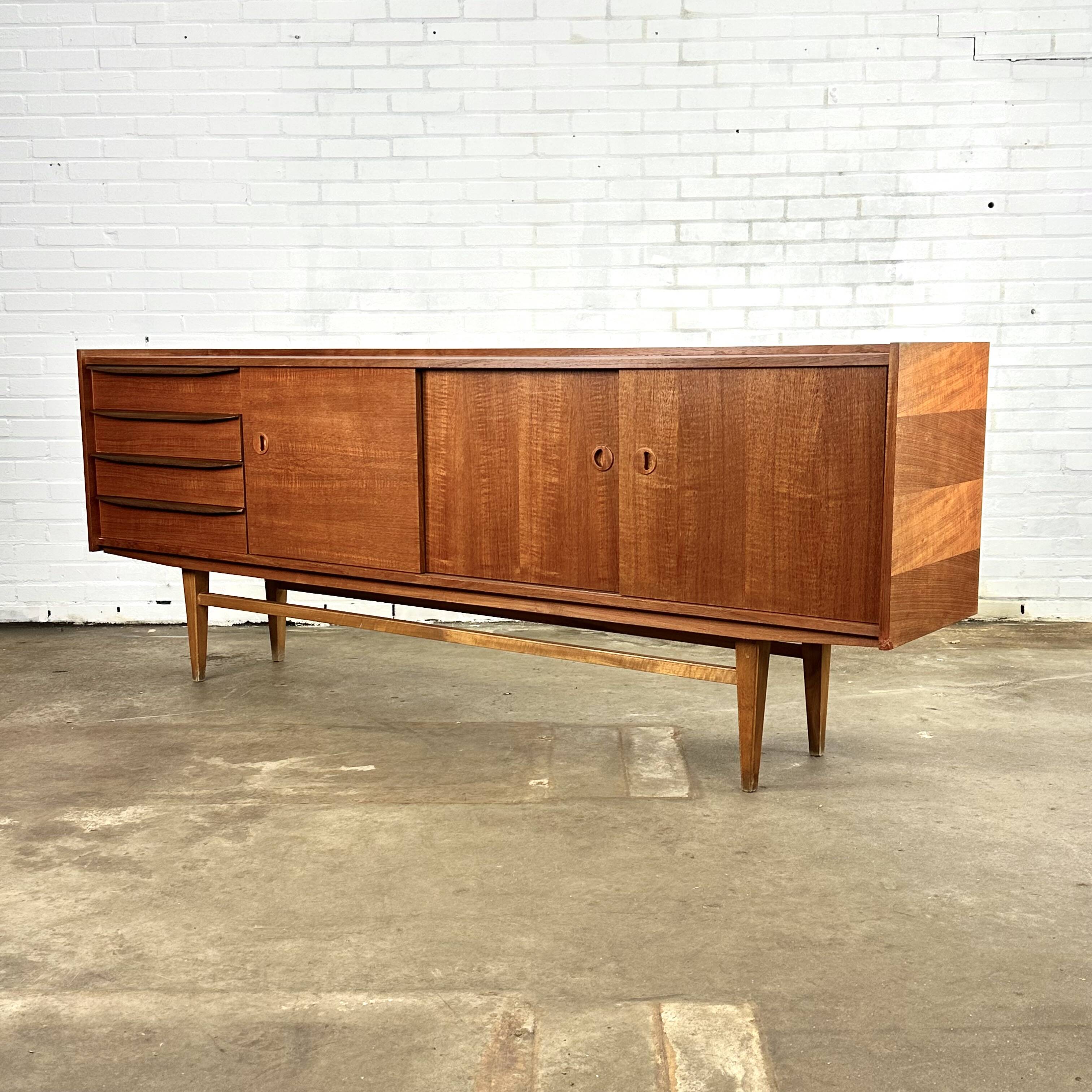 Buffet vintage du milieu du siècle