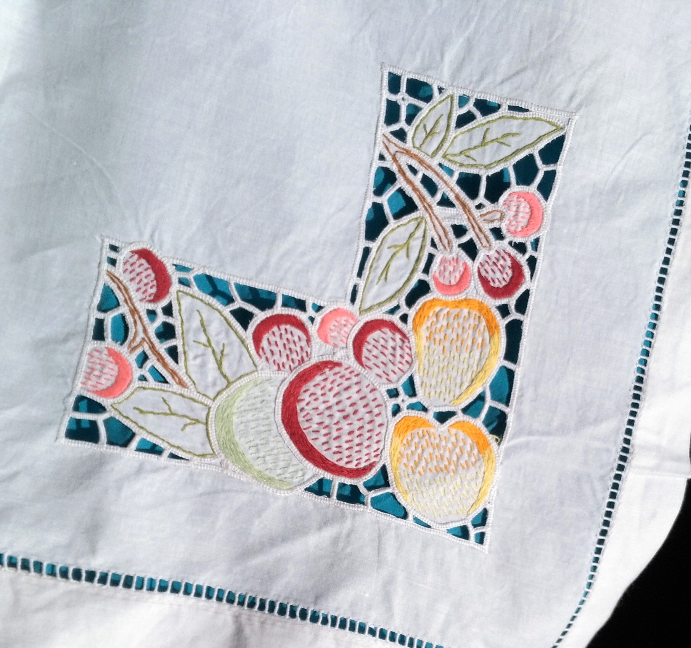 Embroidered tablecloth and open fruit decoration - 12 assorted towels