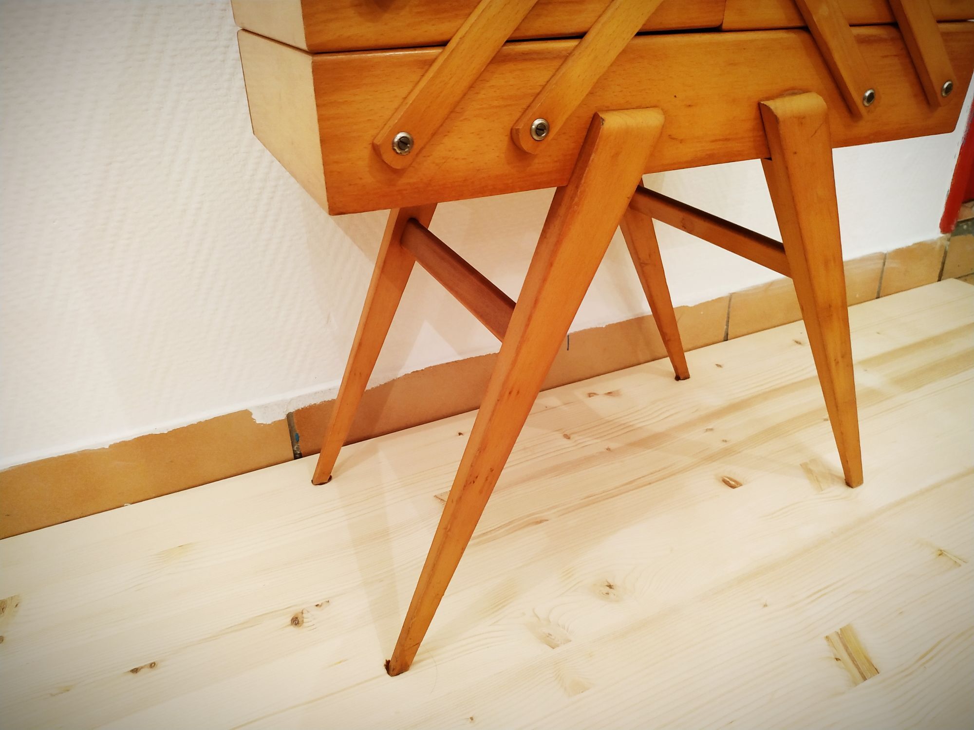 Travailleuse à couture pieds compas