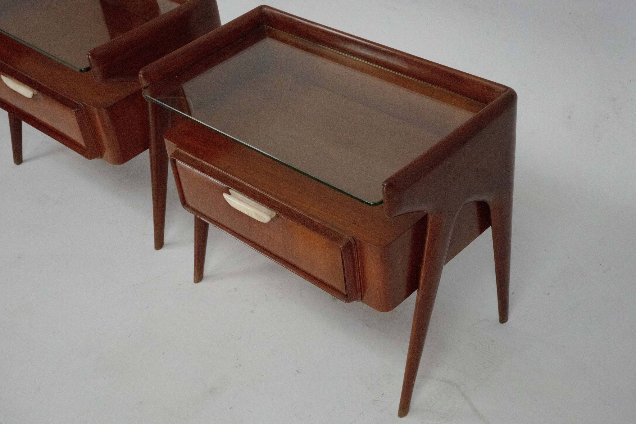 Paire de tables de chevet italiennes Mid-Century Modern, années 1950.