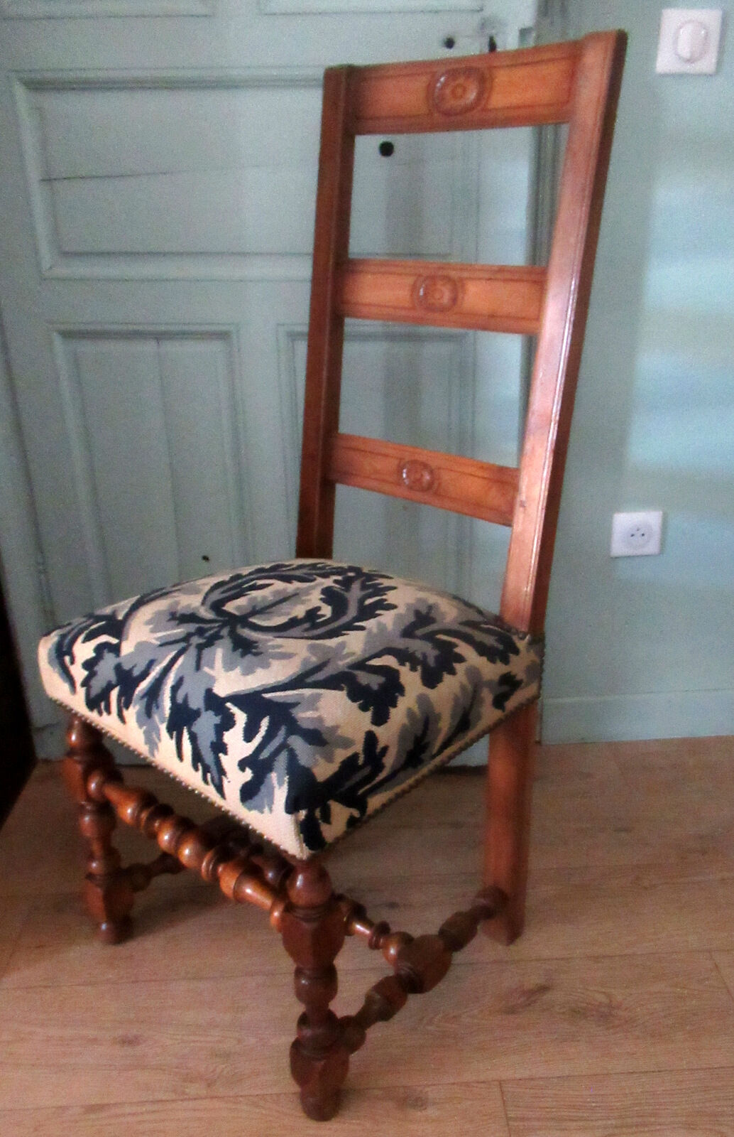 Series of 6 Louis XIII style chairs, in walnut