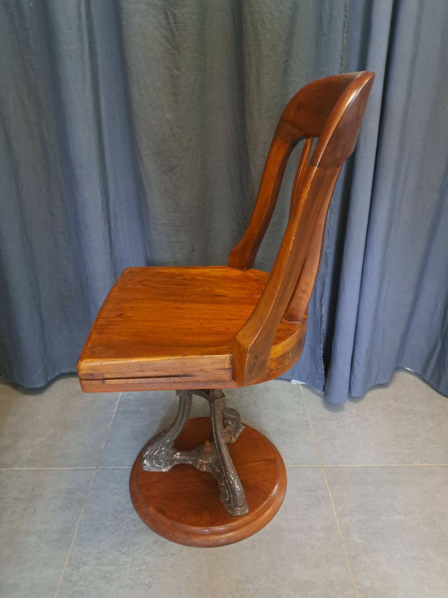 Swivel American chair in walnut and cast iron