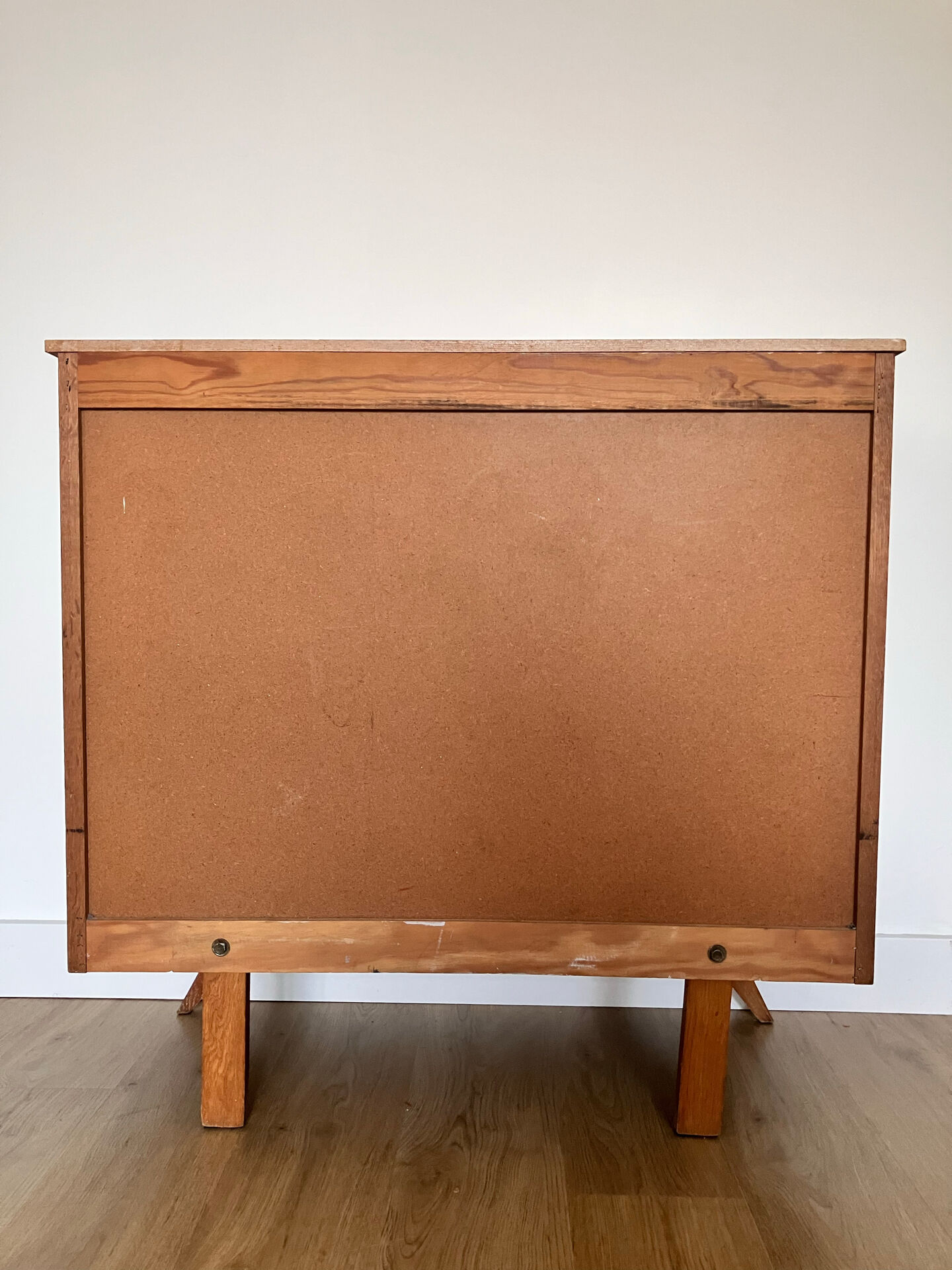 Commode en marqueterie de bois et pieds compas