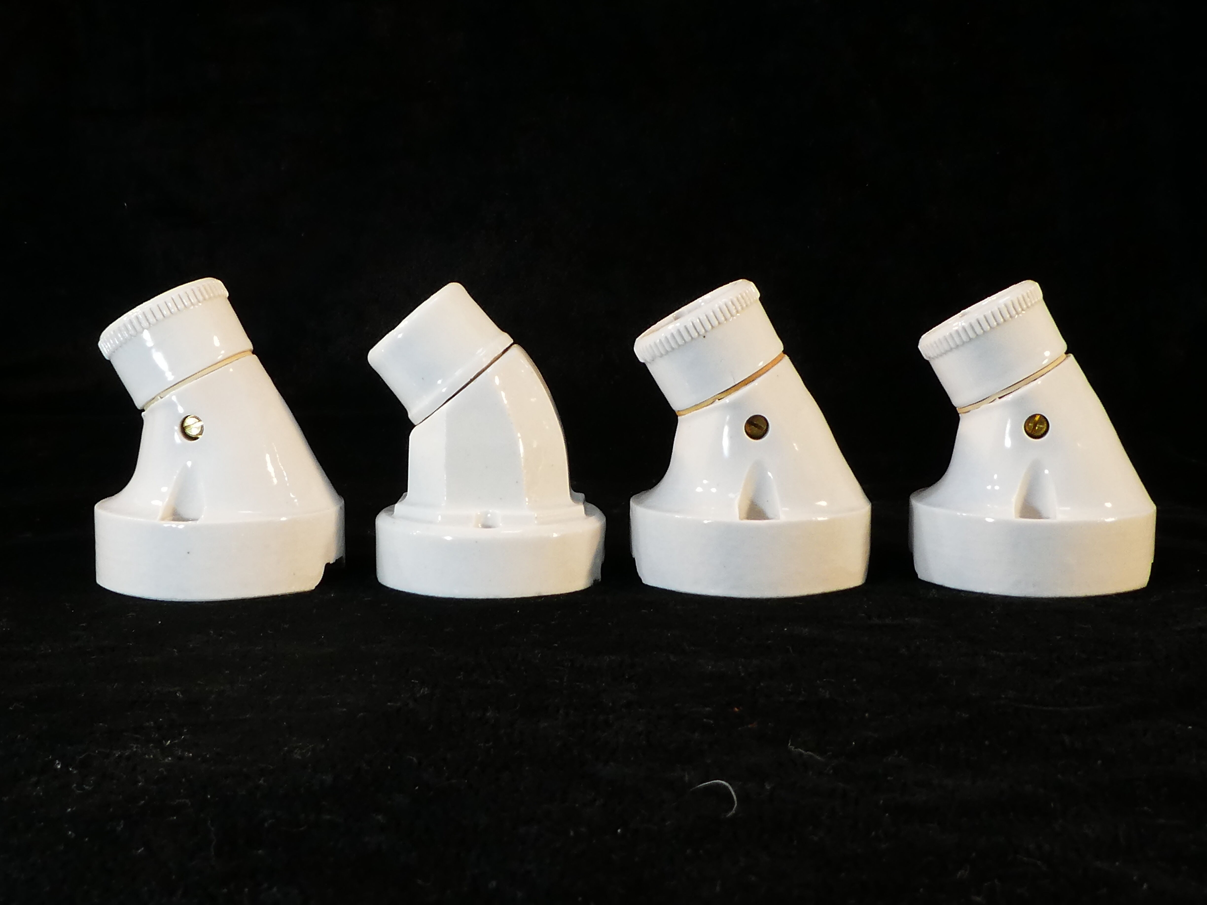 Lot de 4 appliques coudées en porcelaine art deco