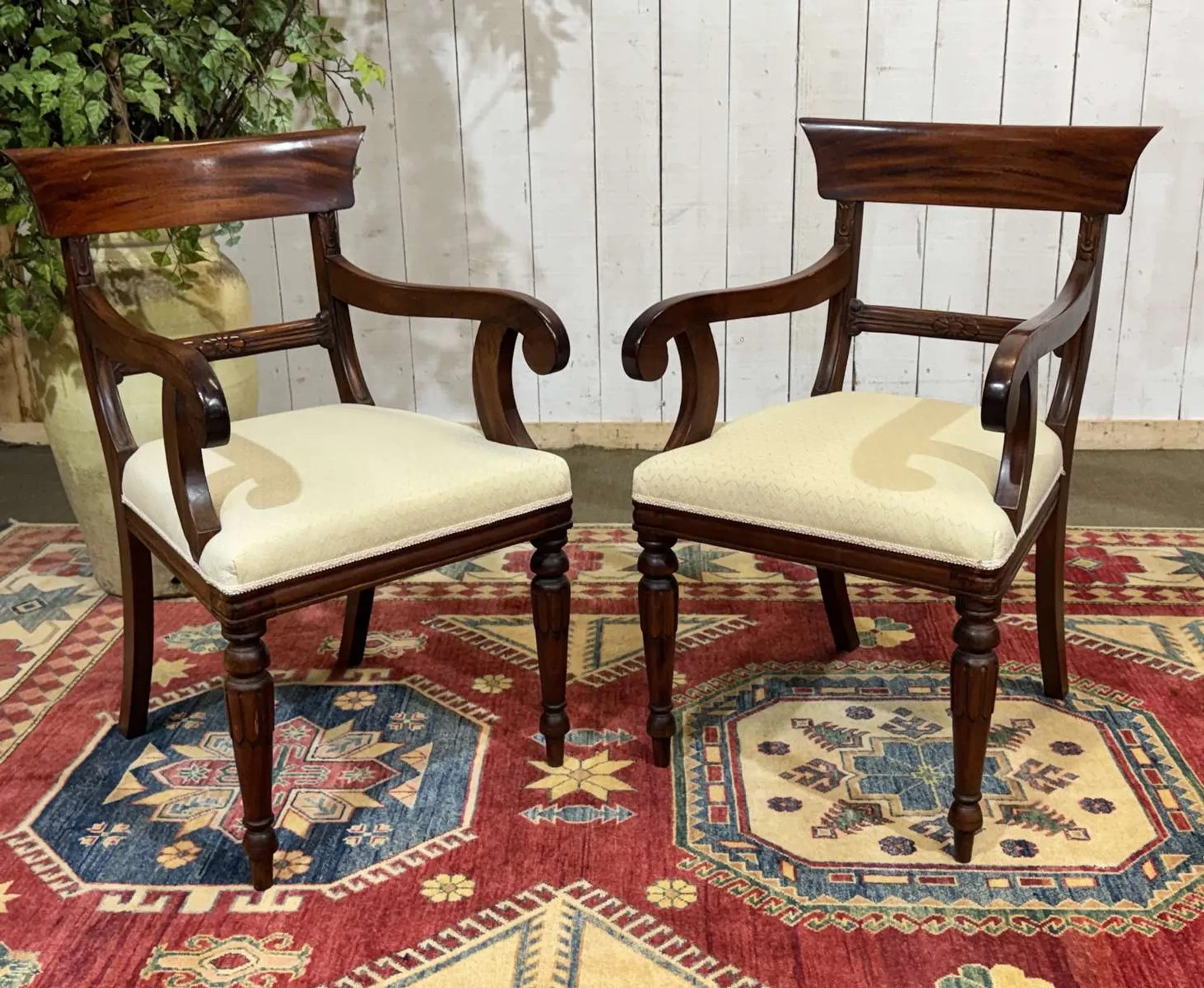 Set of 2 armchairs and 6 English mahogany chairs from the 1950s.