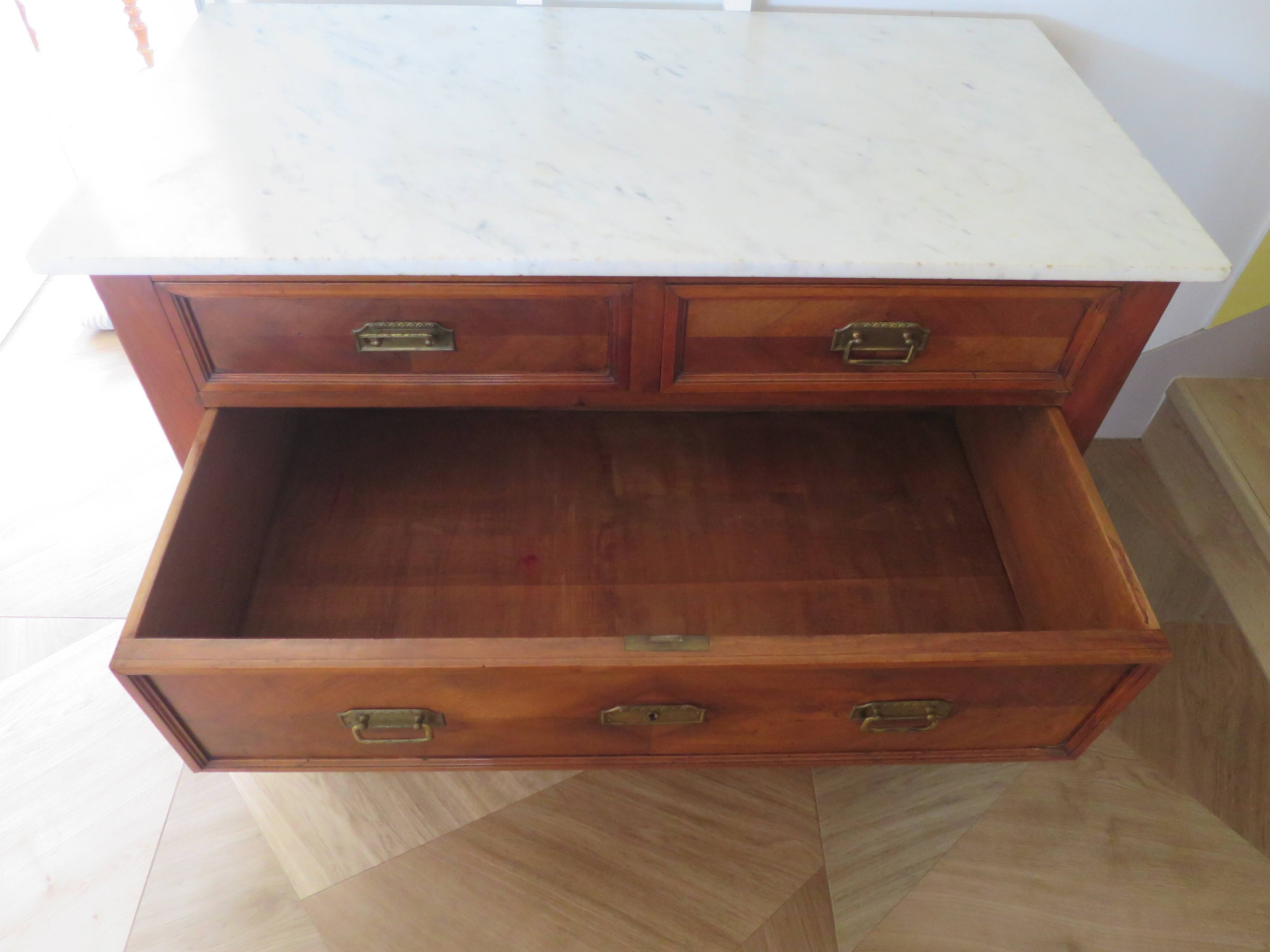 Louis Philippe style chest of drawers with 4 drawers in solid walnut and marble, 1900-1950.