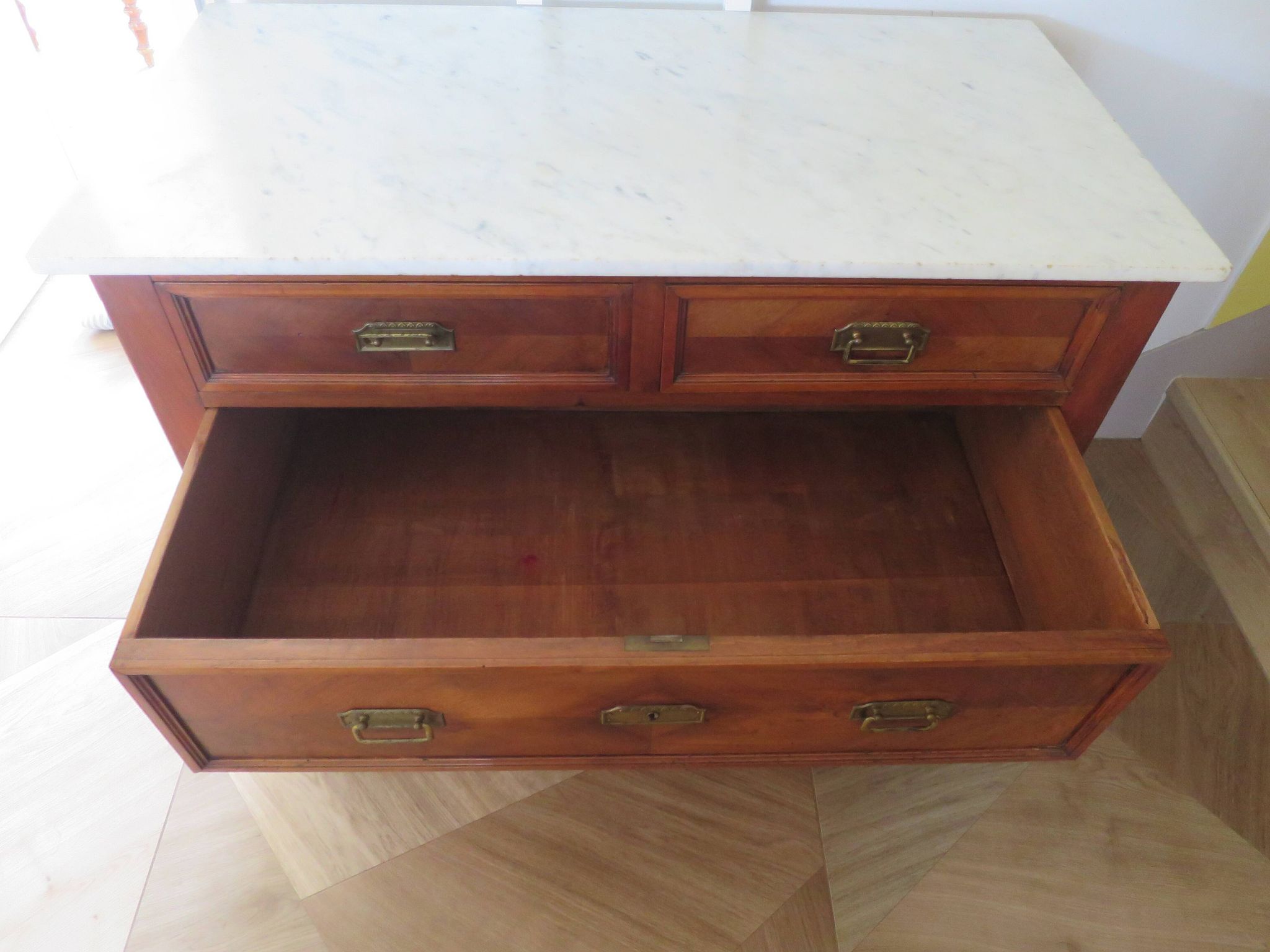 Louis Philippe style chest of drawers with 4 drawers in solid walnut and marble, 1900-1950.