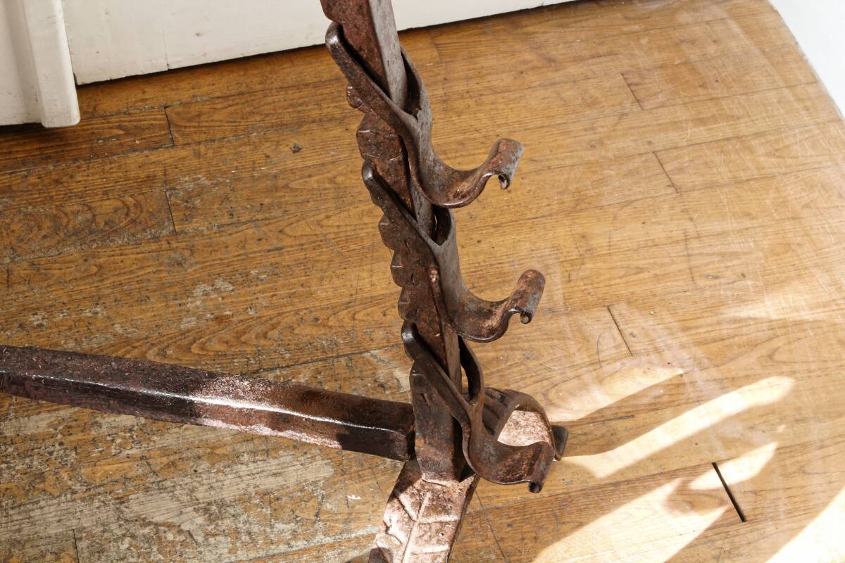 Paire de landiers à crémaillère, 17ème siècle, en fer forgé