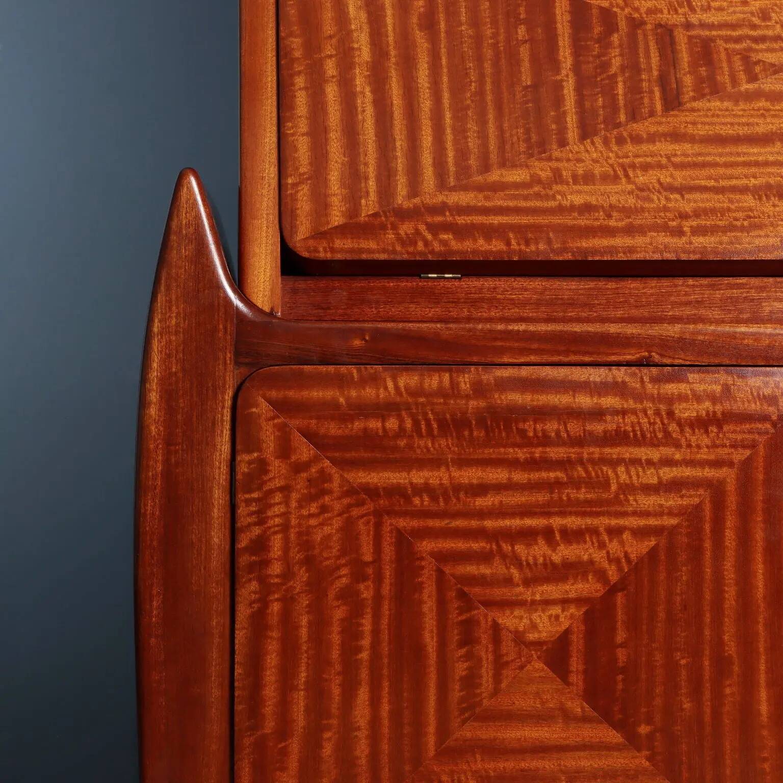 Vintage trumeau in mahogany veneer, Italy, 1950s.