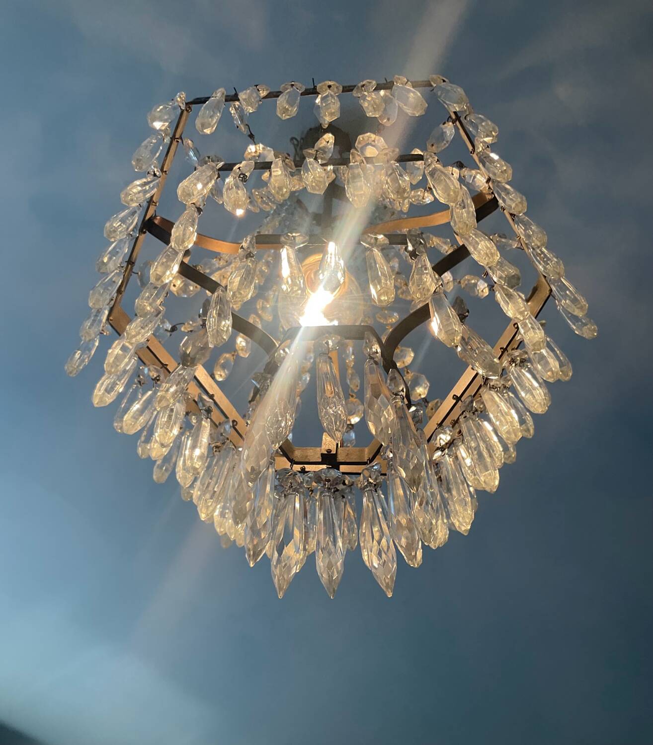 Lustre Montgolfière en laiton et pampilles