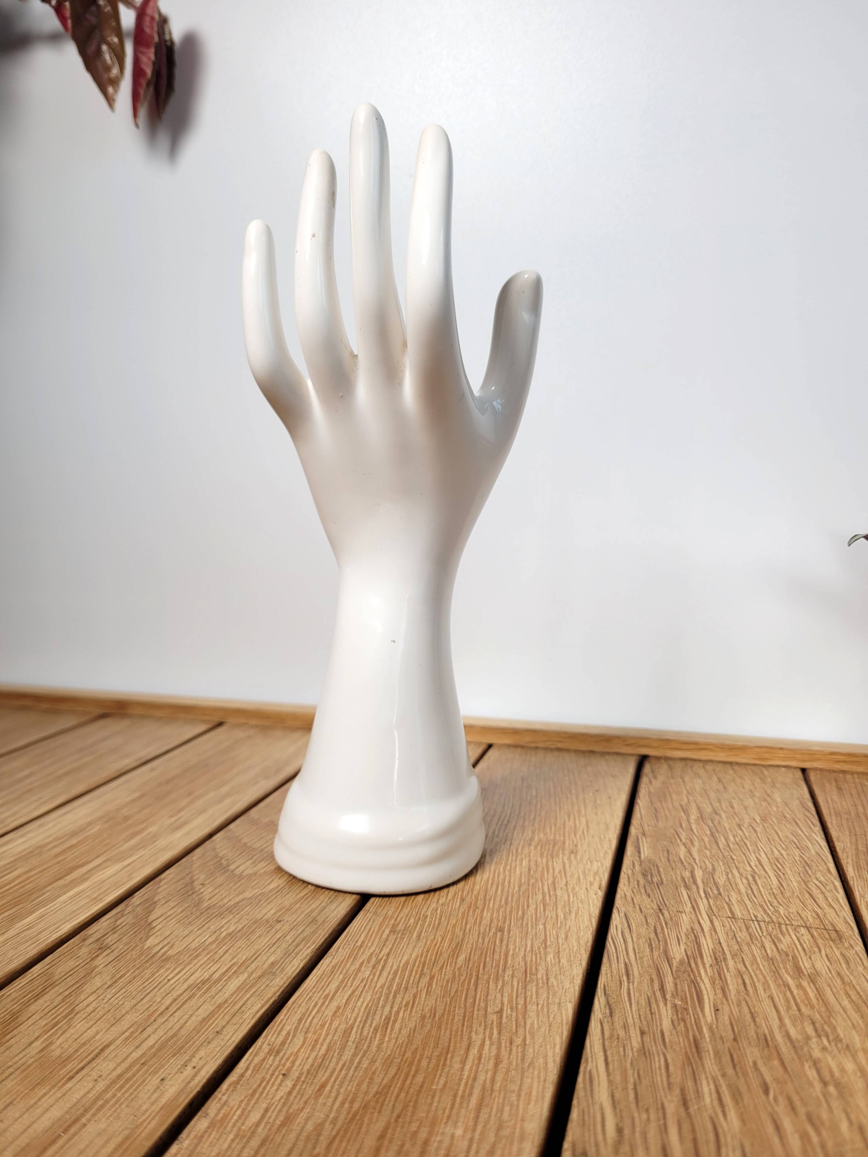 White soliflore ring sizer with bracelets