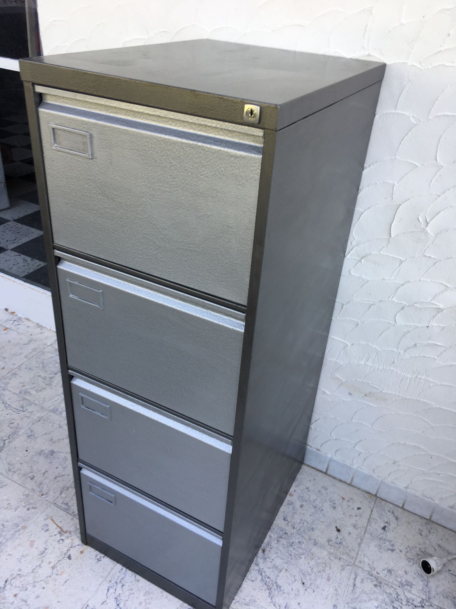 Metal cabinet with 4 drawers