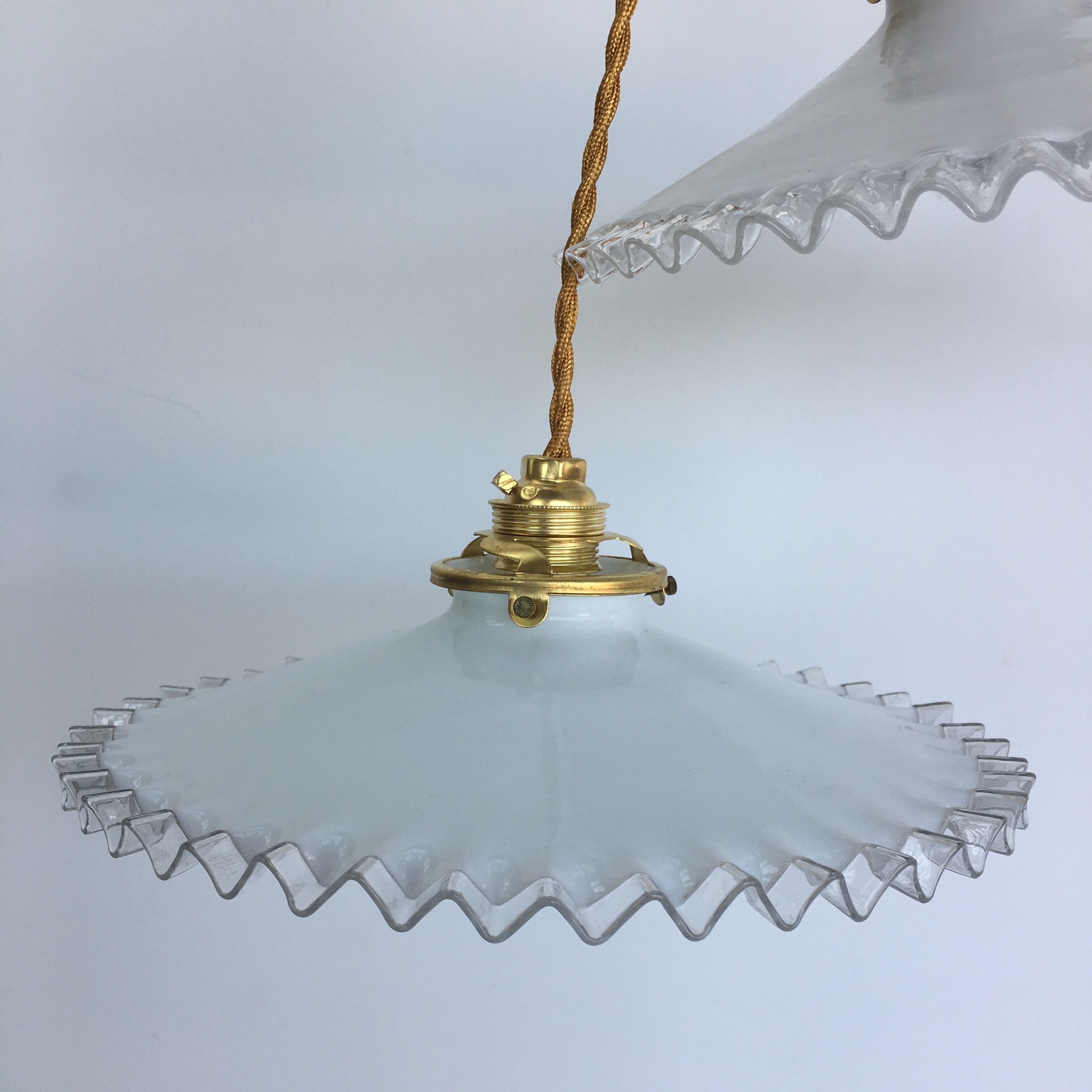 Pair of white opaline suspensions and serrate edges