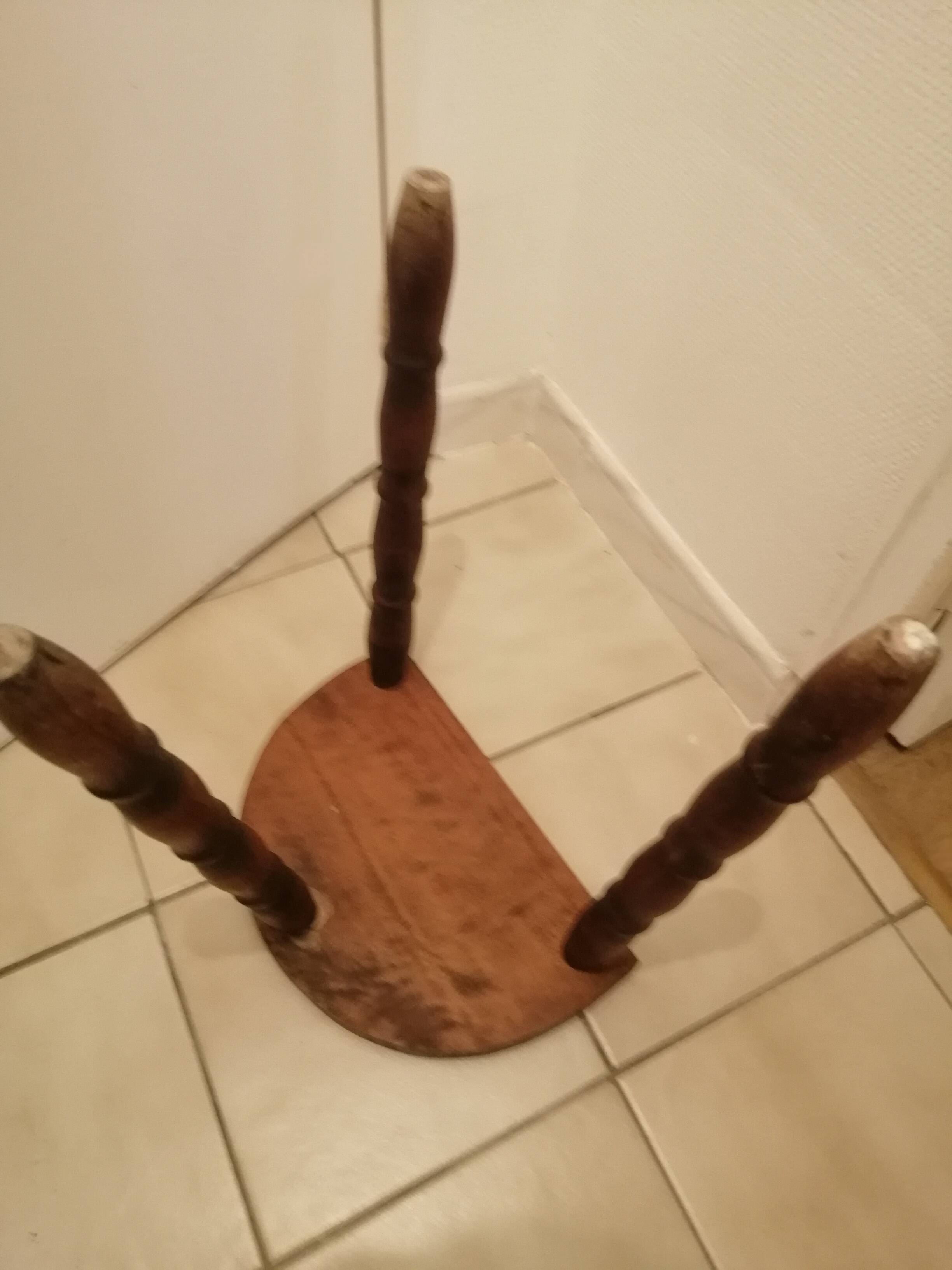 Tabouret tripode demi lune en bois massif