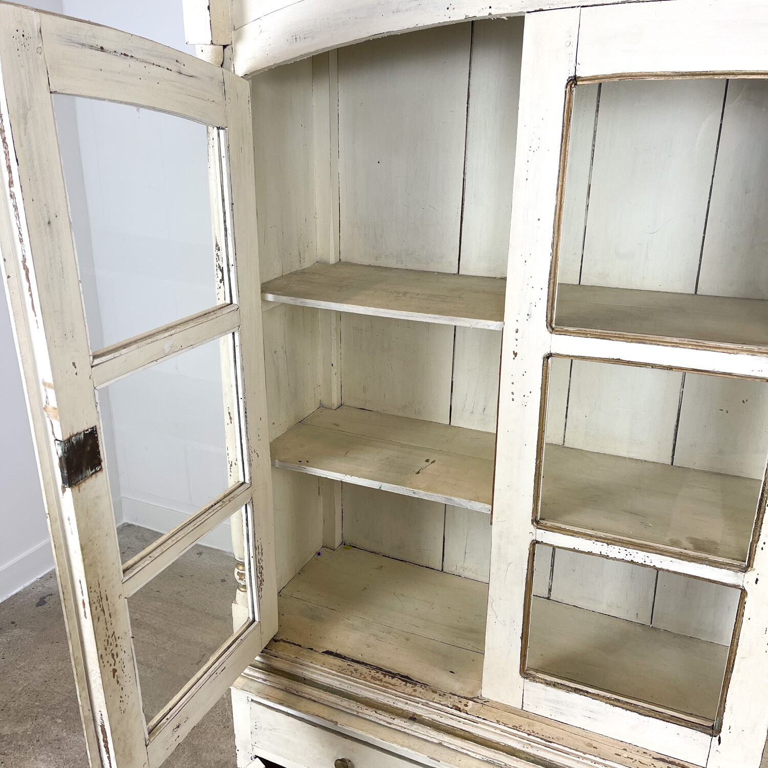 Vintage brocant White painted Kitchen display cabinet