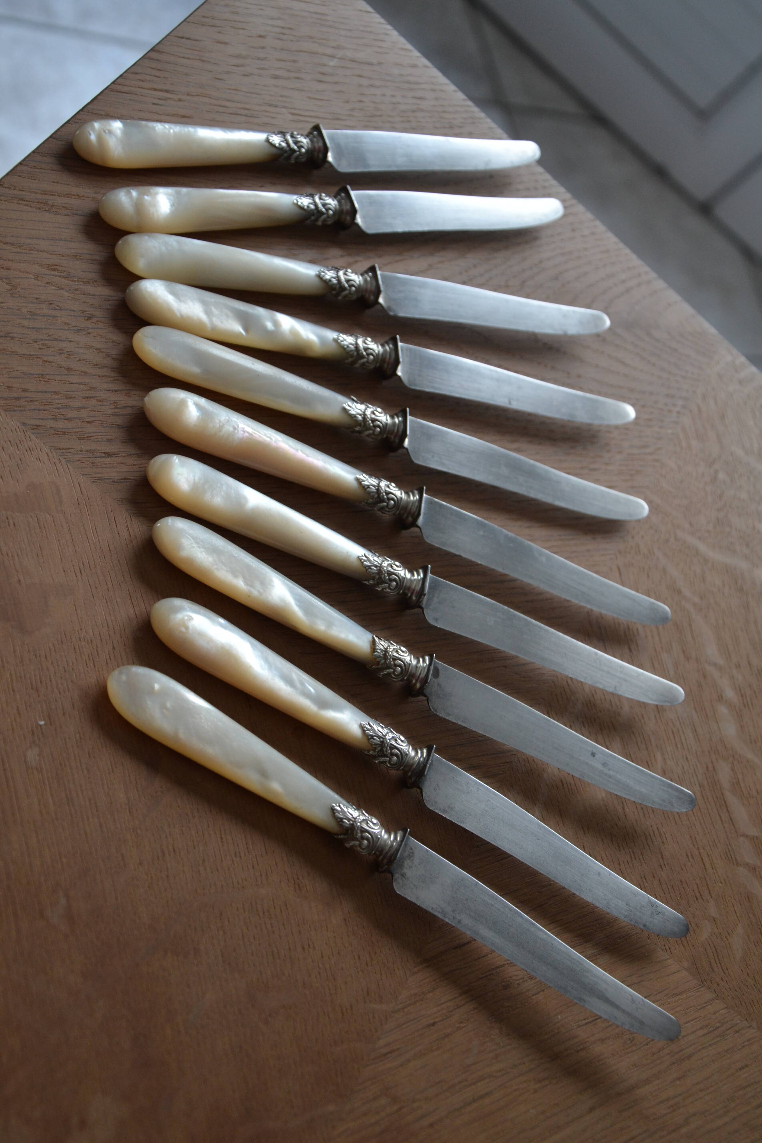 10 antique knives in mother-of-pearl and silver-plated metal