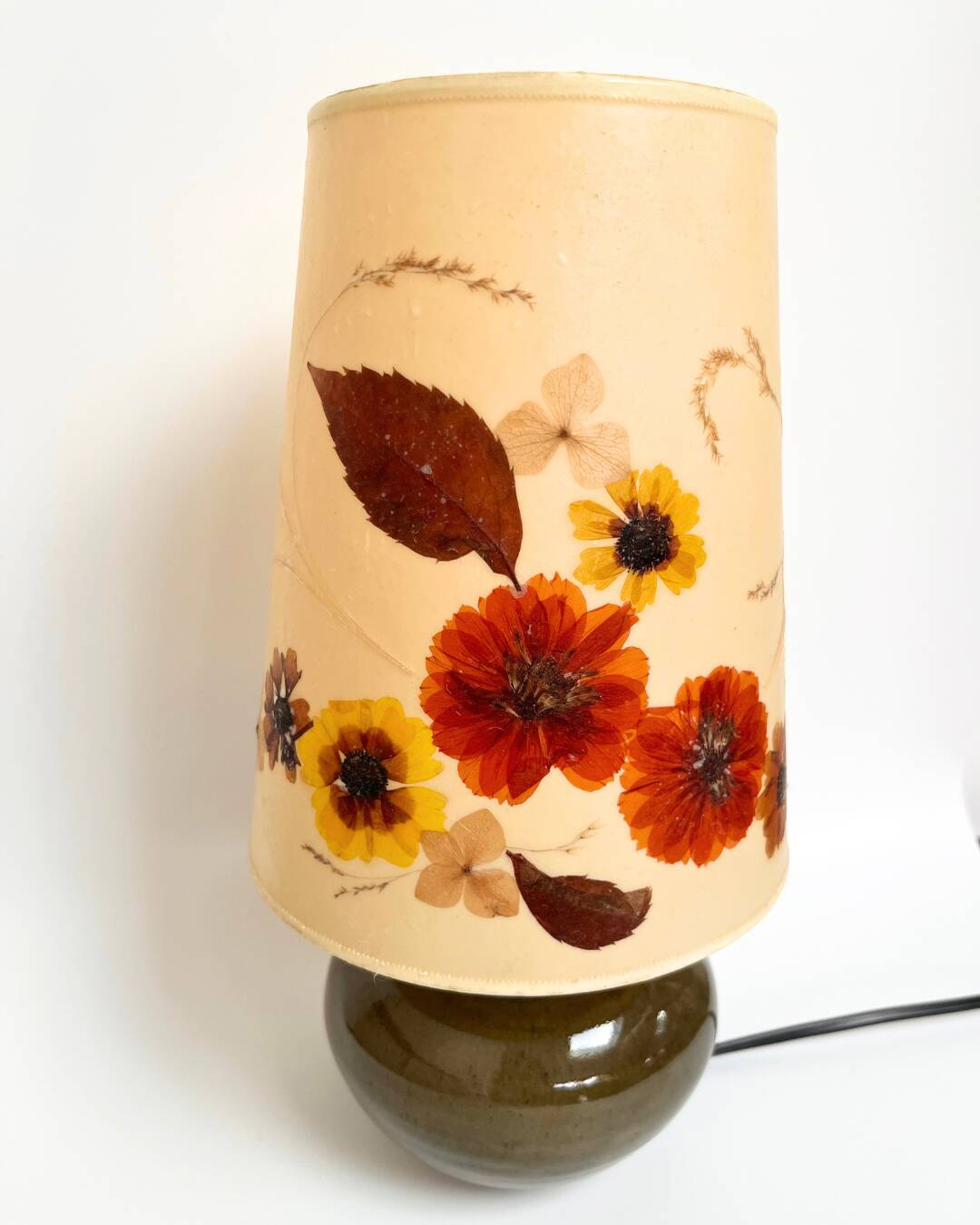 Lampe en céramique avec abat-jour à fleurs pressées, années 70