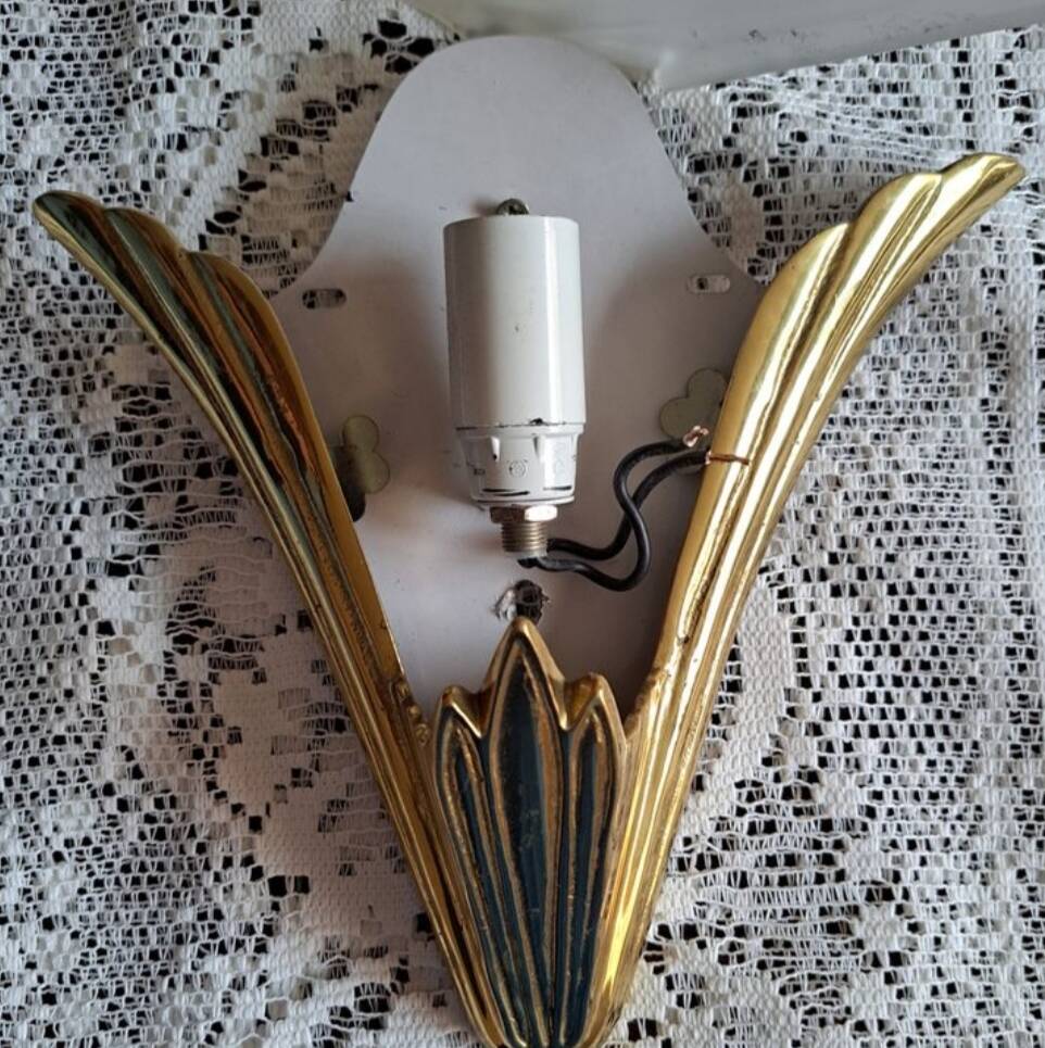 Paire d’appliques Art Déco “plume” en verre satiné