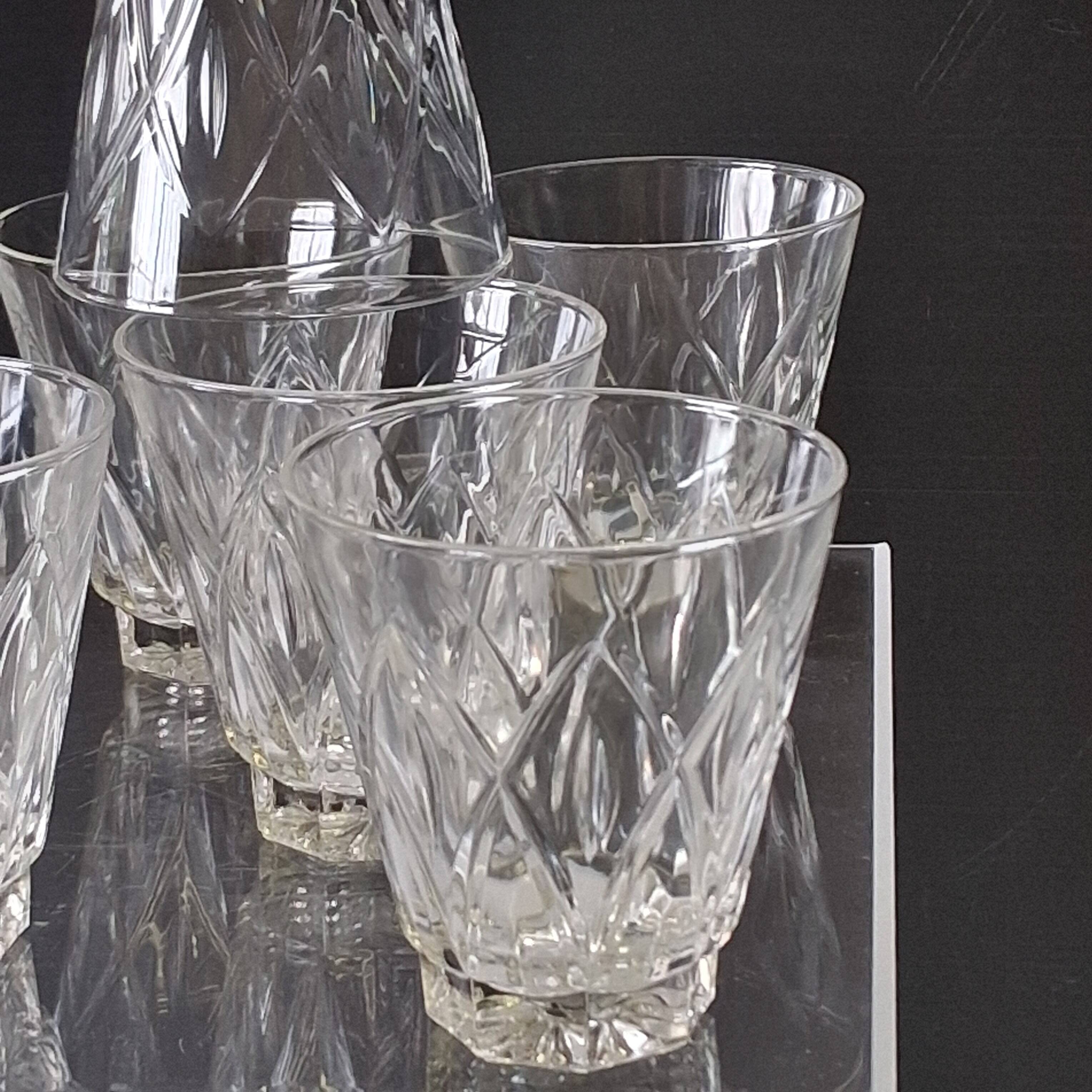 Set of 8 vintage water or digestif glasses in good condition.