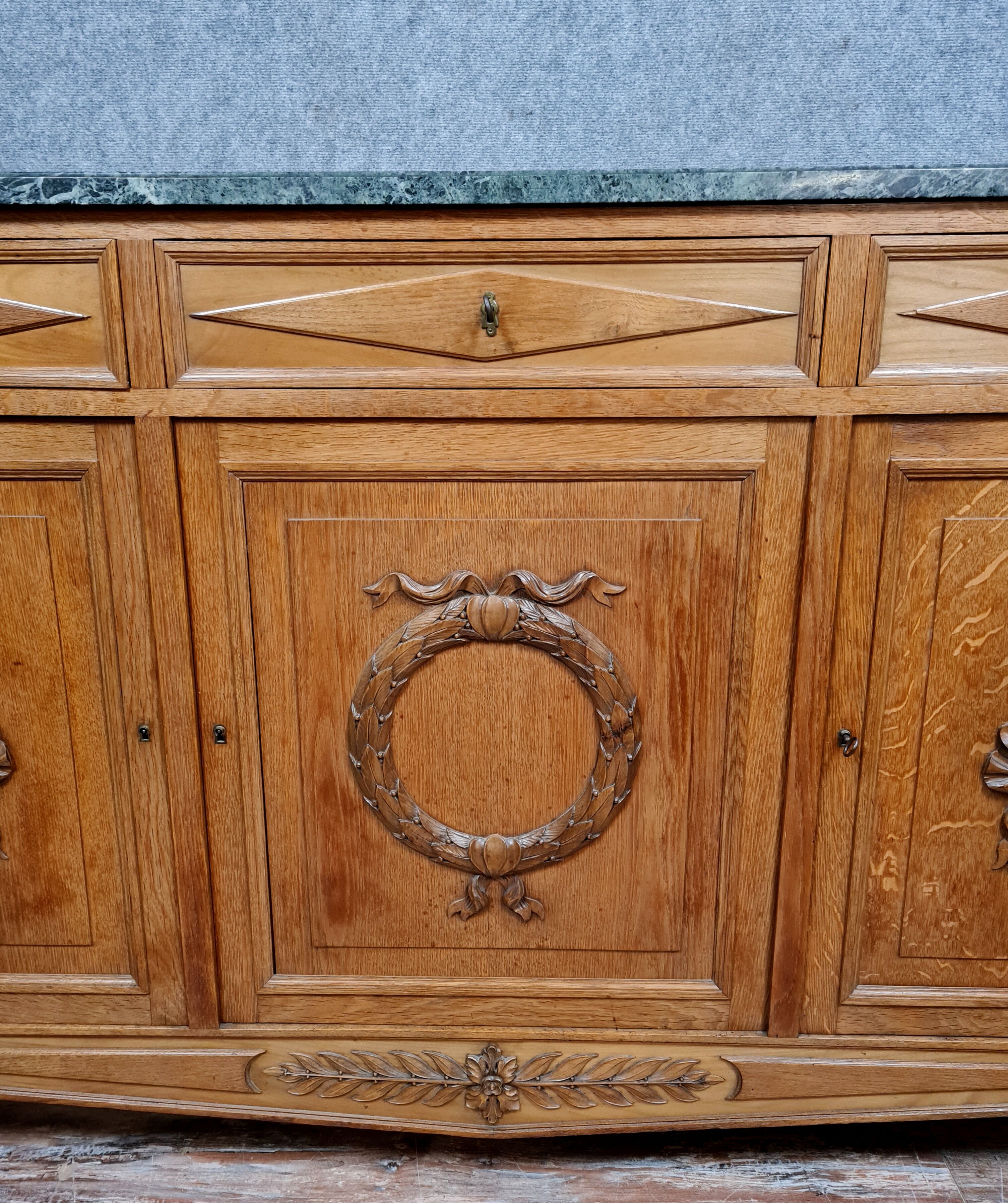 Important buffet in empire row in oak with blond patina around 1900