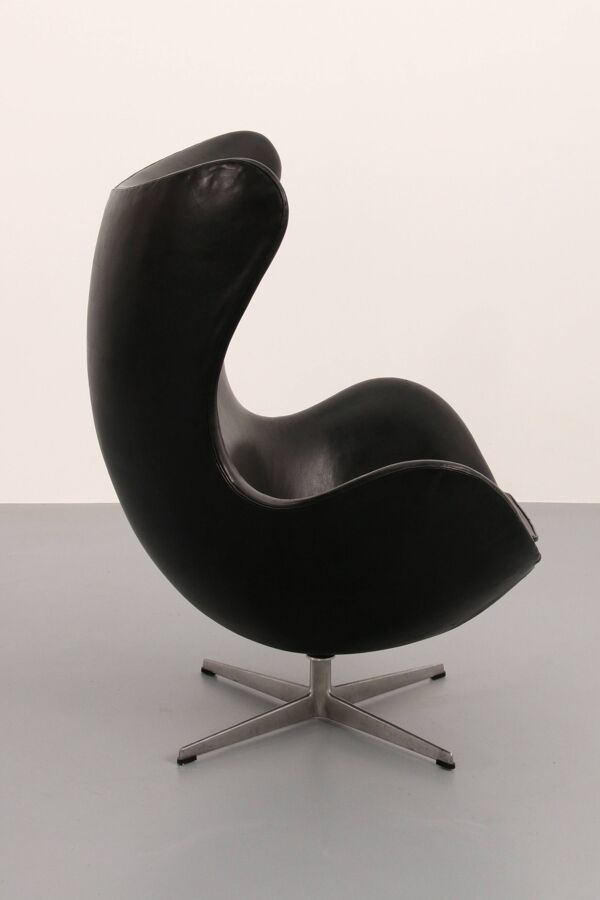 Fauteuil Egg – Arne Jacobsen, Danemark, 1960 – Cuir noir par Fritz Hansen